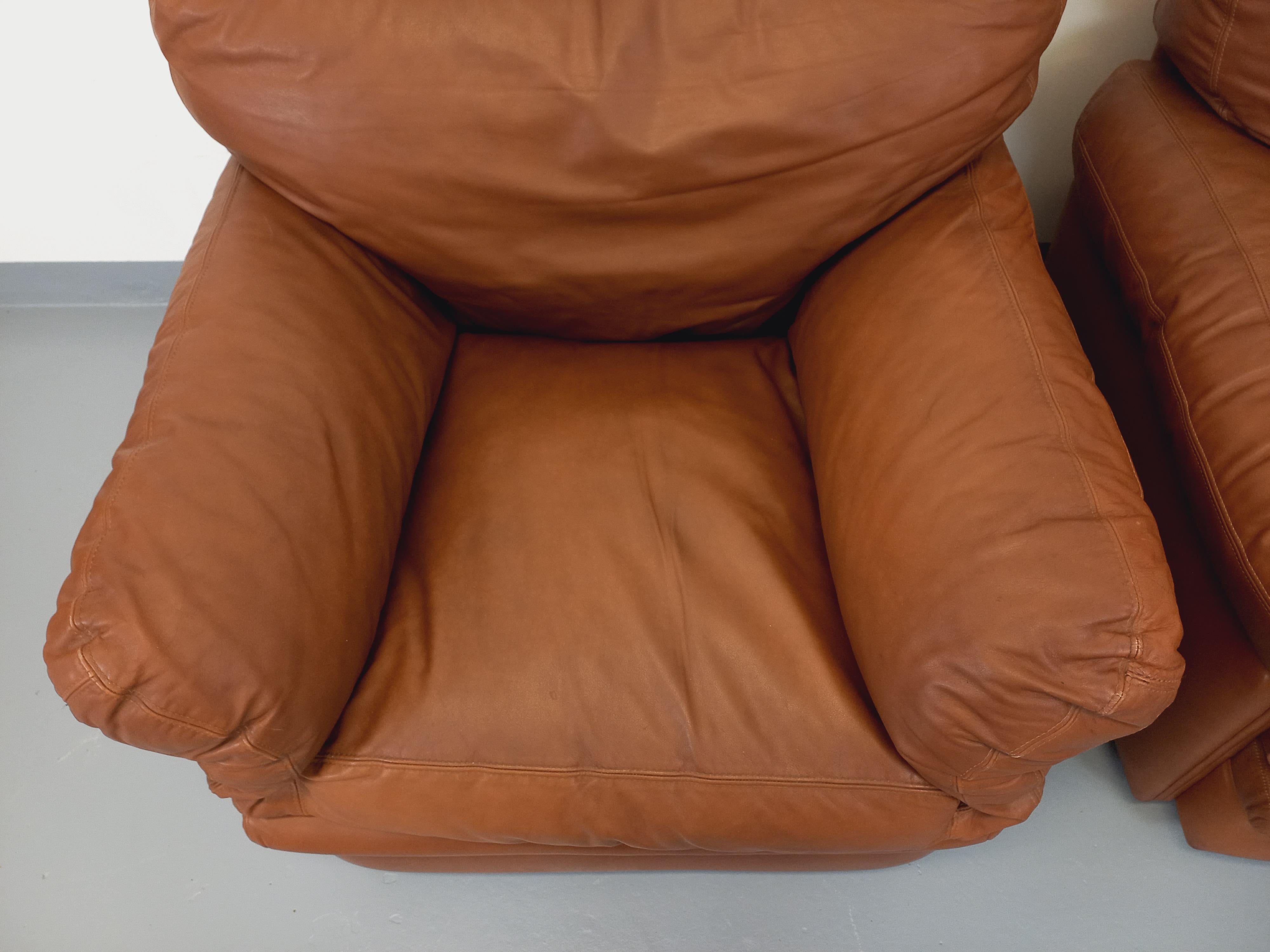 Italian Paire de fauteuils lounge vintage Coquelicot de Tito Agnoli pour Poltrona Frau For Sale