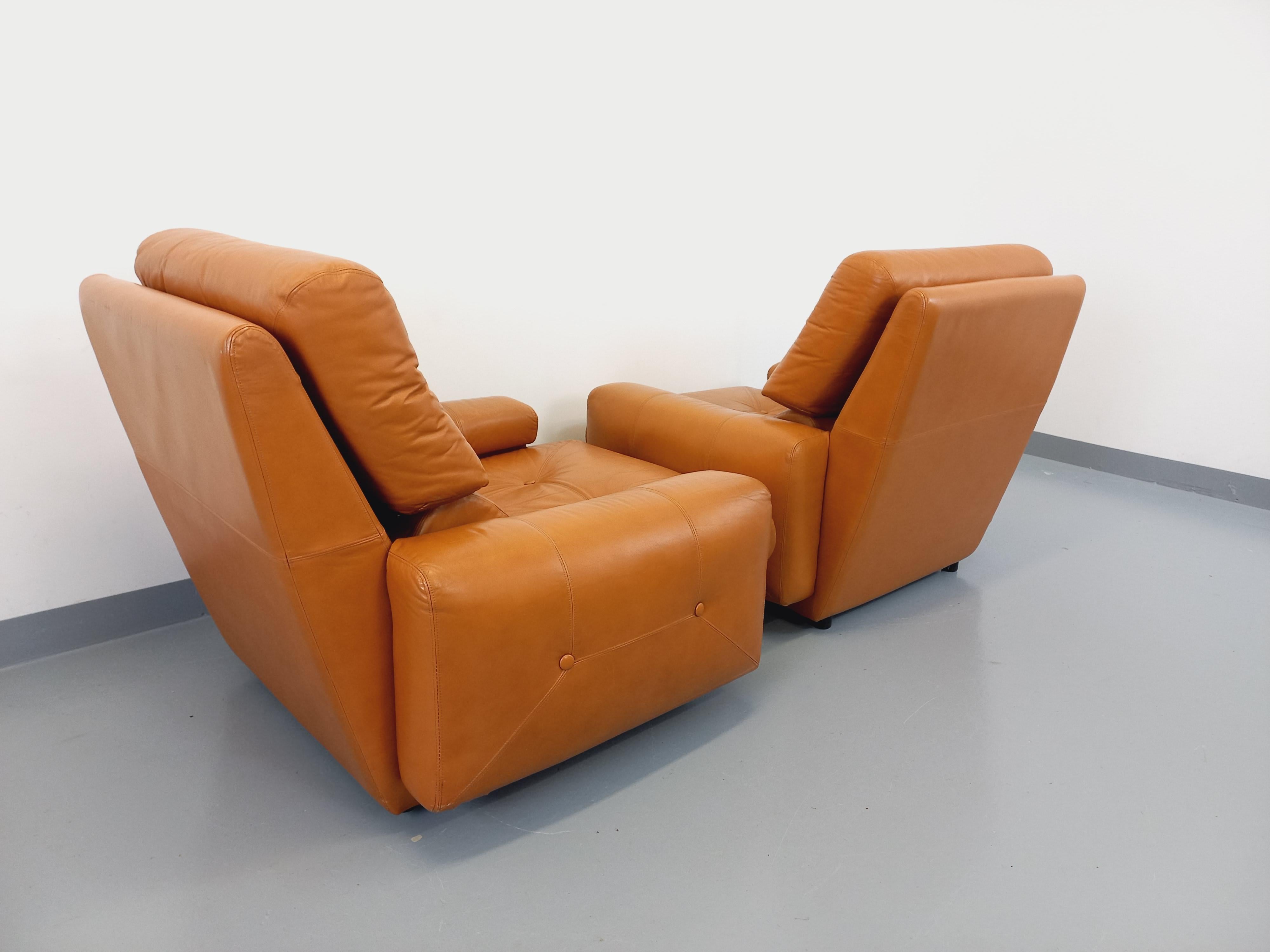 Suite de 2 fauteuils lounge vintage degli anni 60 70, dossiers, assises et accoudoirs en cuir cognac ou camel, confort moelleux, dans le style de Tobia Scarpa, très bon état général avec légère patine du temps qui passe.
Rif. 240 226
Altezza: 84