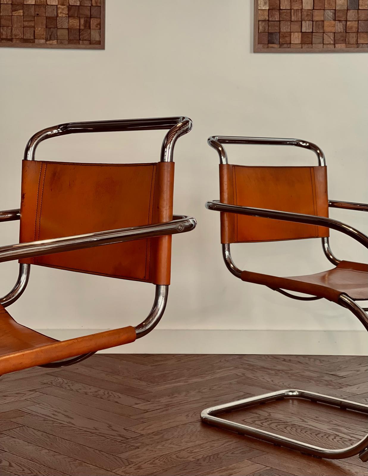 Par de fauteuils MR20 de Ludwig Mies van der Rohe edición de los años 70
Cuir cognac joliment patiné 
Estructura en buen estado
Dimensiones:
55 x 80 x 86 cm de altura 
