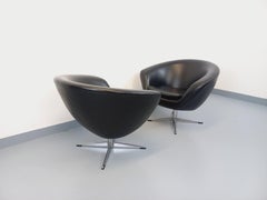 Paire de fauteuils pivotants scandinaves vintage en skaï et chrome des années 70
