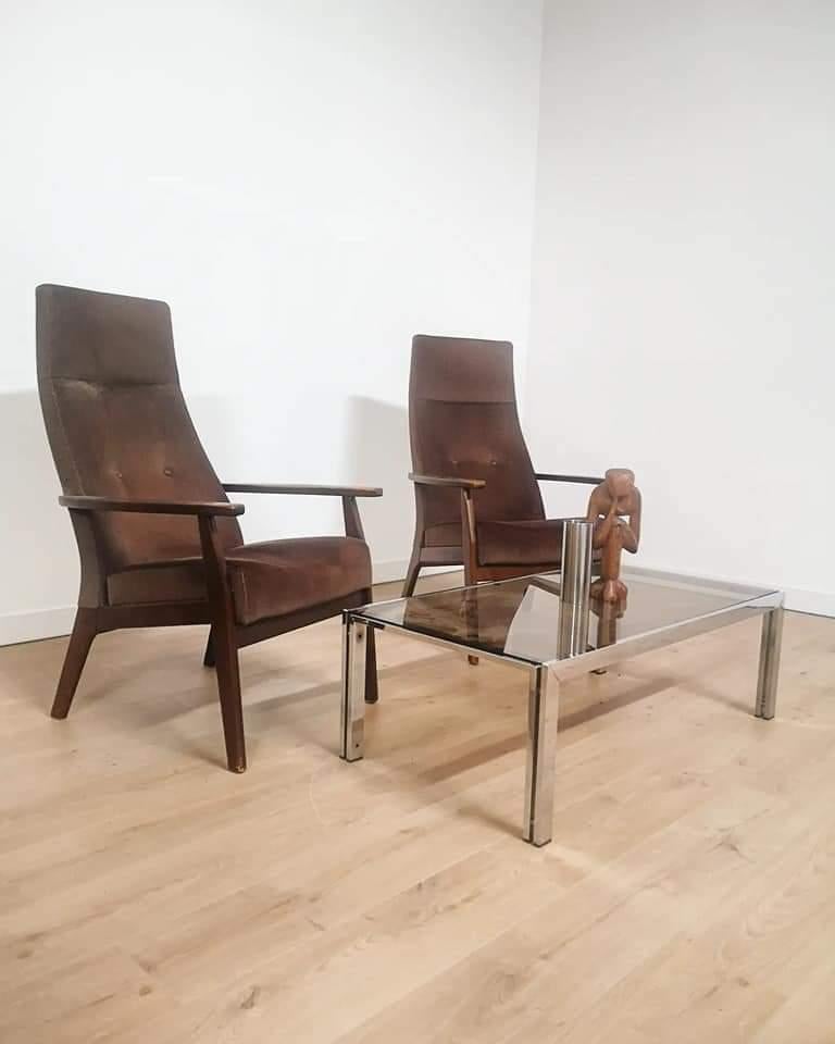 Très belle paire de fauteuils des années 60, signés Parker Knoll. Haute assise en velours ras marron et assise en bois au design scandinave. La structure est robuste et en bon état. Les accoudoirs sont patinés par le temps, ce qui leur donne leur