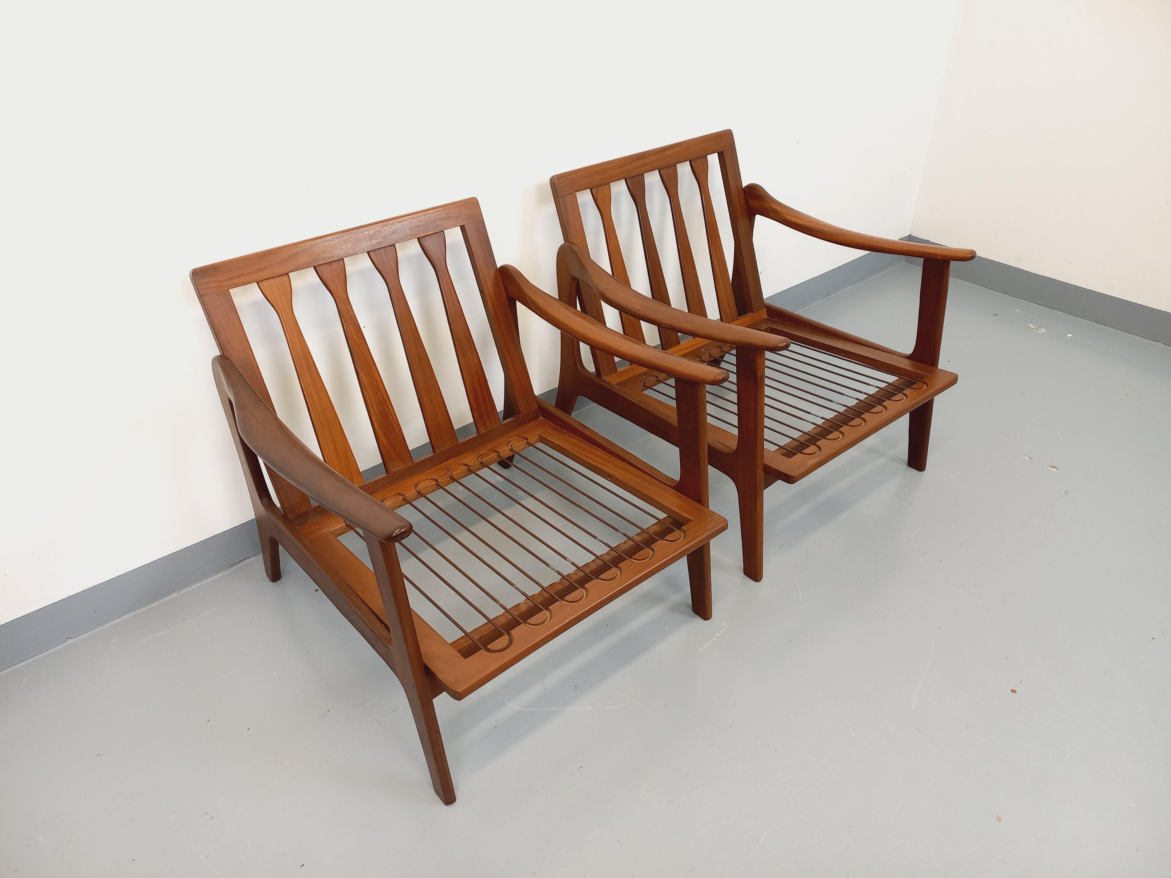 Suite di 2 mobili scandinavi vintage degli anni '60, bellissimo design del designer danese Arne Wahl Iversen per Komfort, in teck, con casse e cartelle costituite da cuscini amovibili in tessuto bianco con motivi in canard blu, ottimo stato
