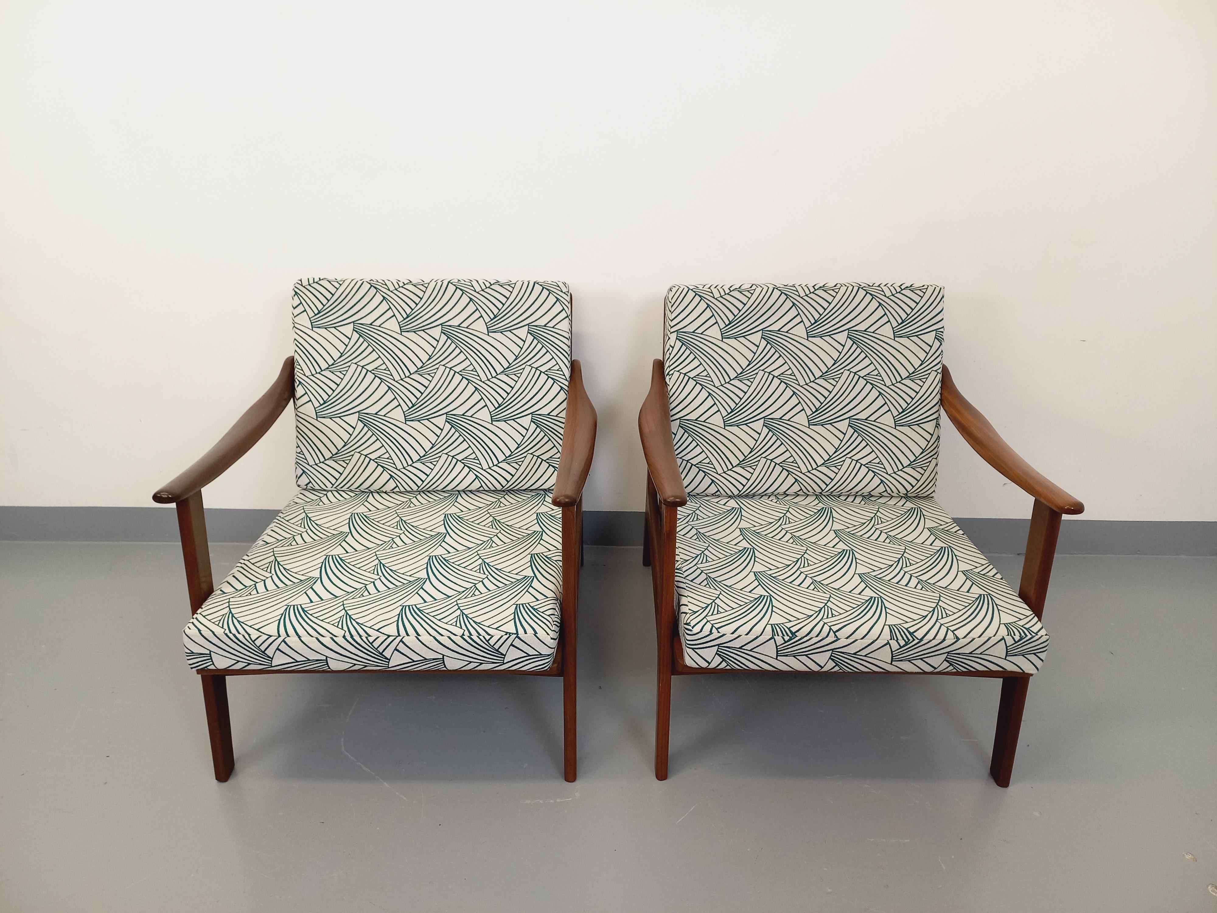 Scandinavo moderno Paio di mobili scandinavi vintage Arne Wahl Iversen per Komfort en teck in vendita