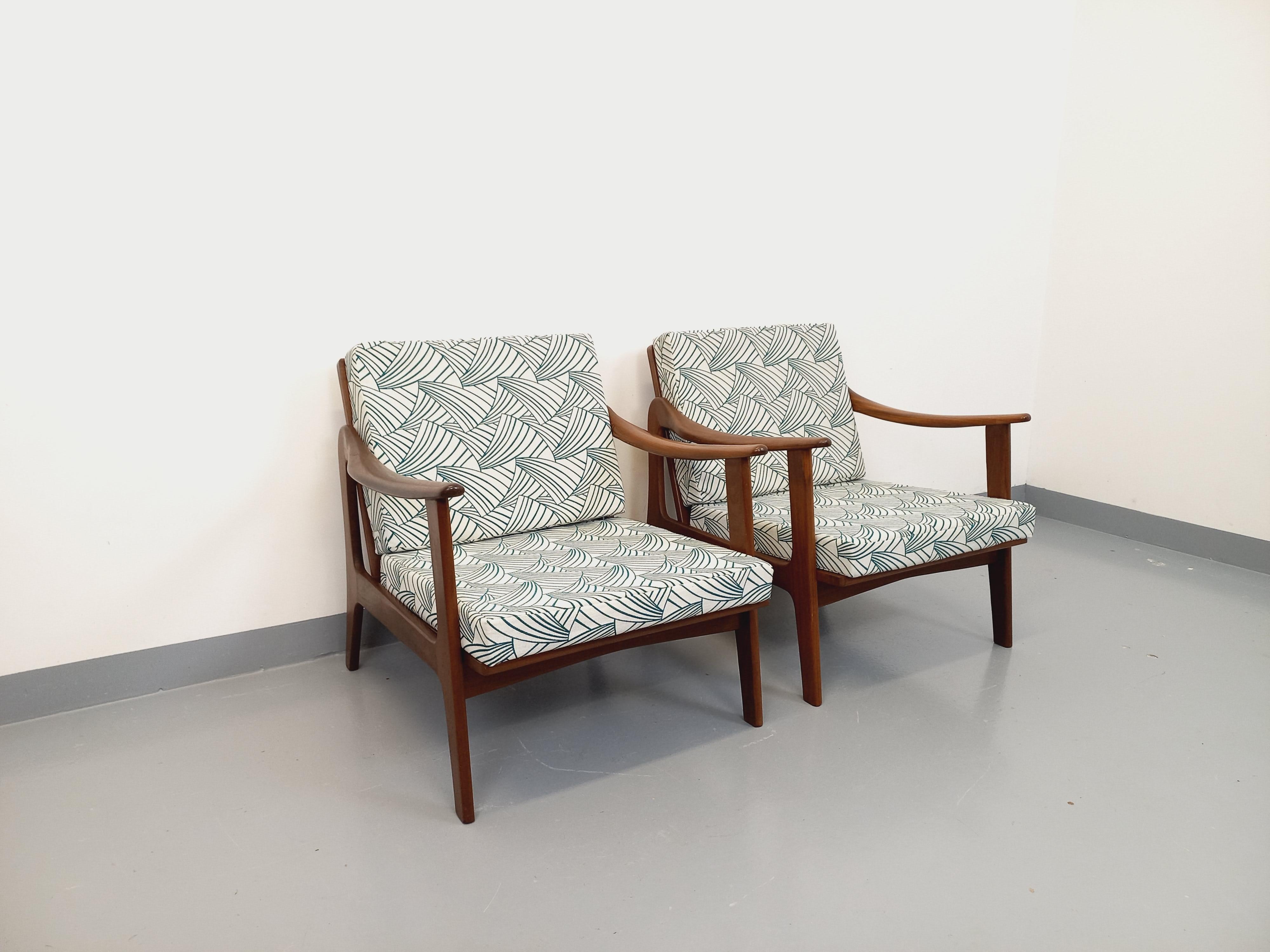 Scandinavo Paio di mobili scandinavi vintage Arne Wahl Iversen per Komfort en teck in vendita