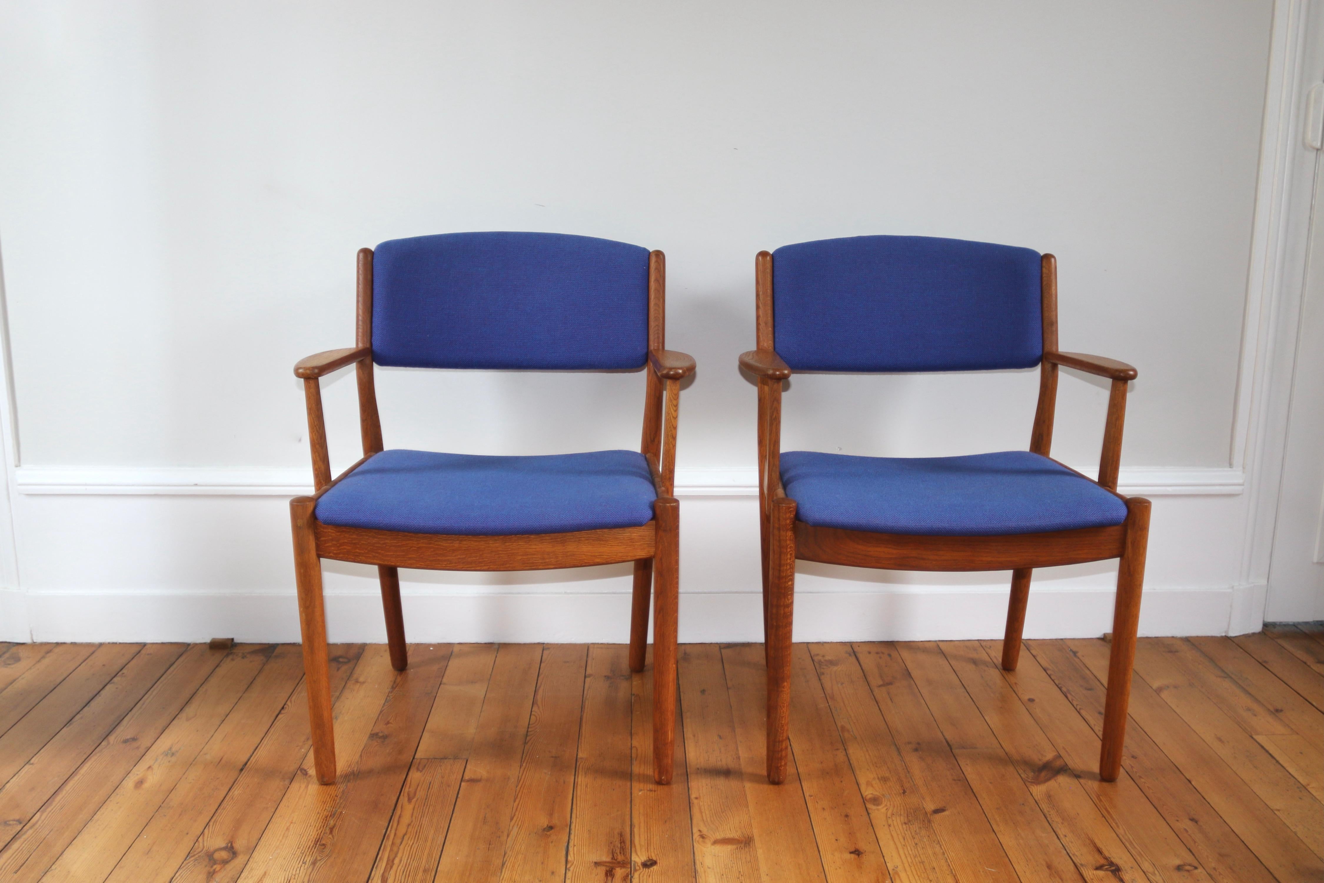 Paire de fauteuils scandinaves en chêne signés Poul Volther pour FDB dans les années 60
Modèle J72

en très bon état
tissu refait à neuf

dimensions : hauteur 84 cm x largeur 66 cm x profondeur 49 cm