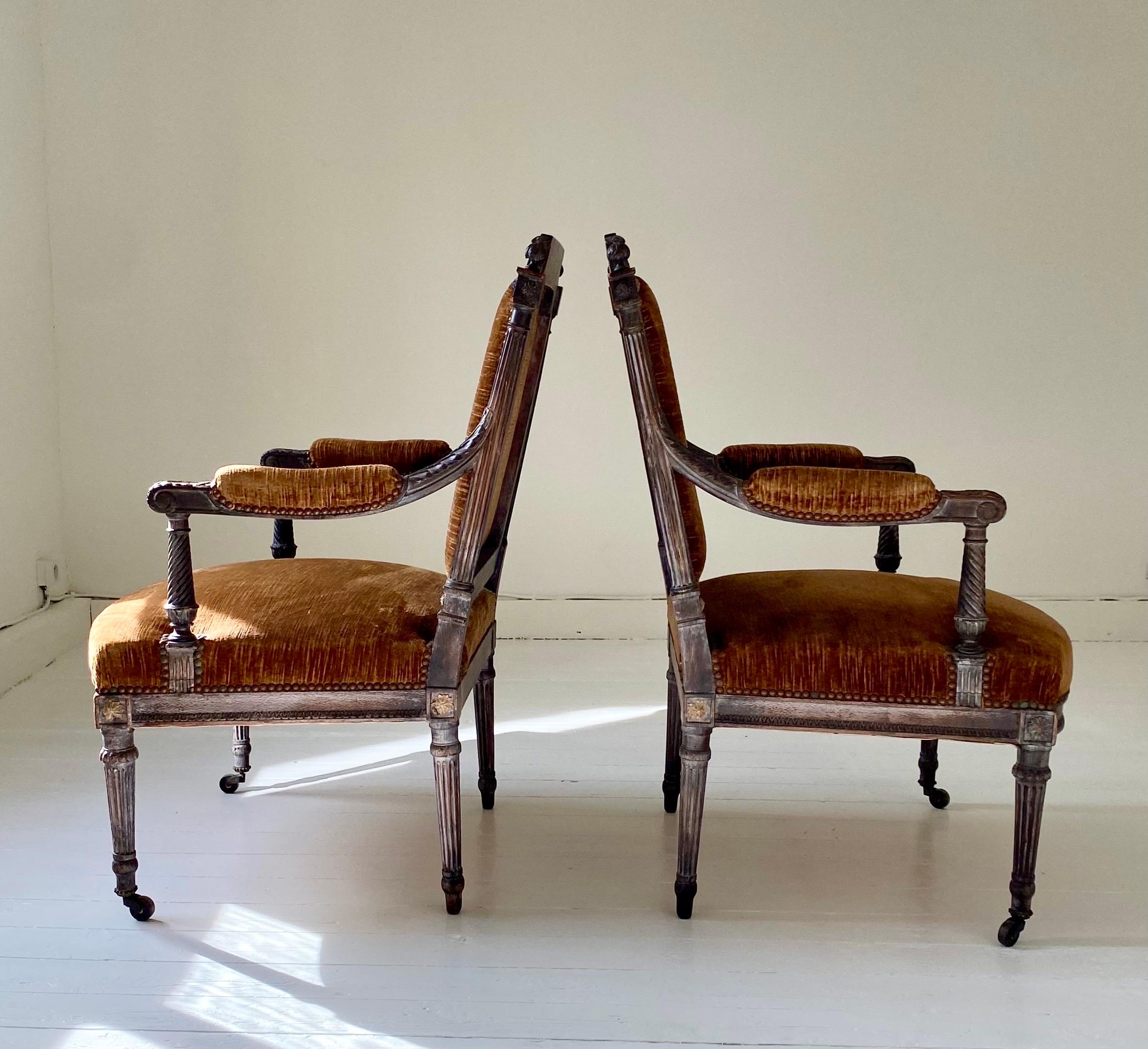 Paire de fauteuils style Louis XVI, datant du XIXème siècle. 
Ces confortables fauteuils en chêne, faits dans les règles de l’art,  sont tapissés de velours de lin chocolat en très bon état. Le travail est raffiné et il y a une belle patine sur le