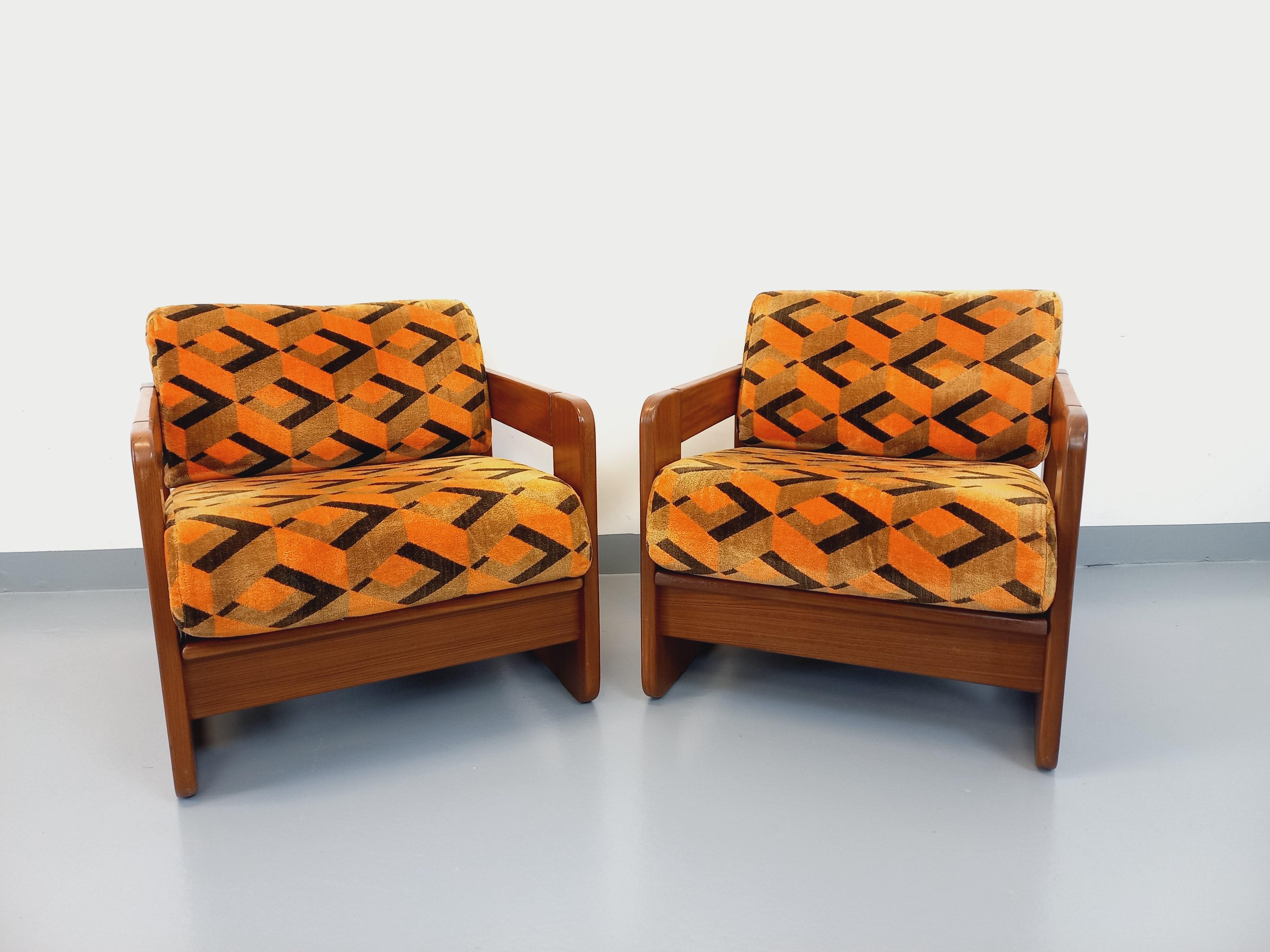 Paire de fauteuils traîneau vintage en Noyer et tissu velours des années 70 en vente 3