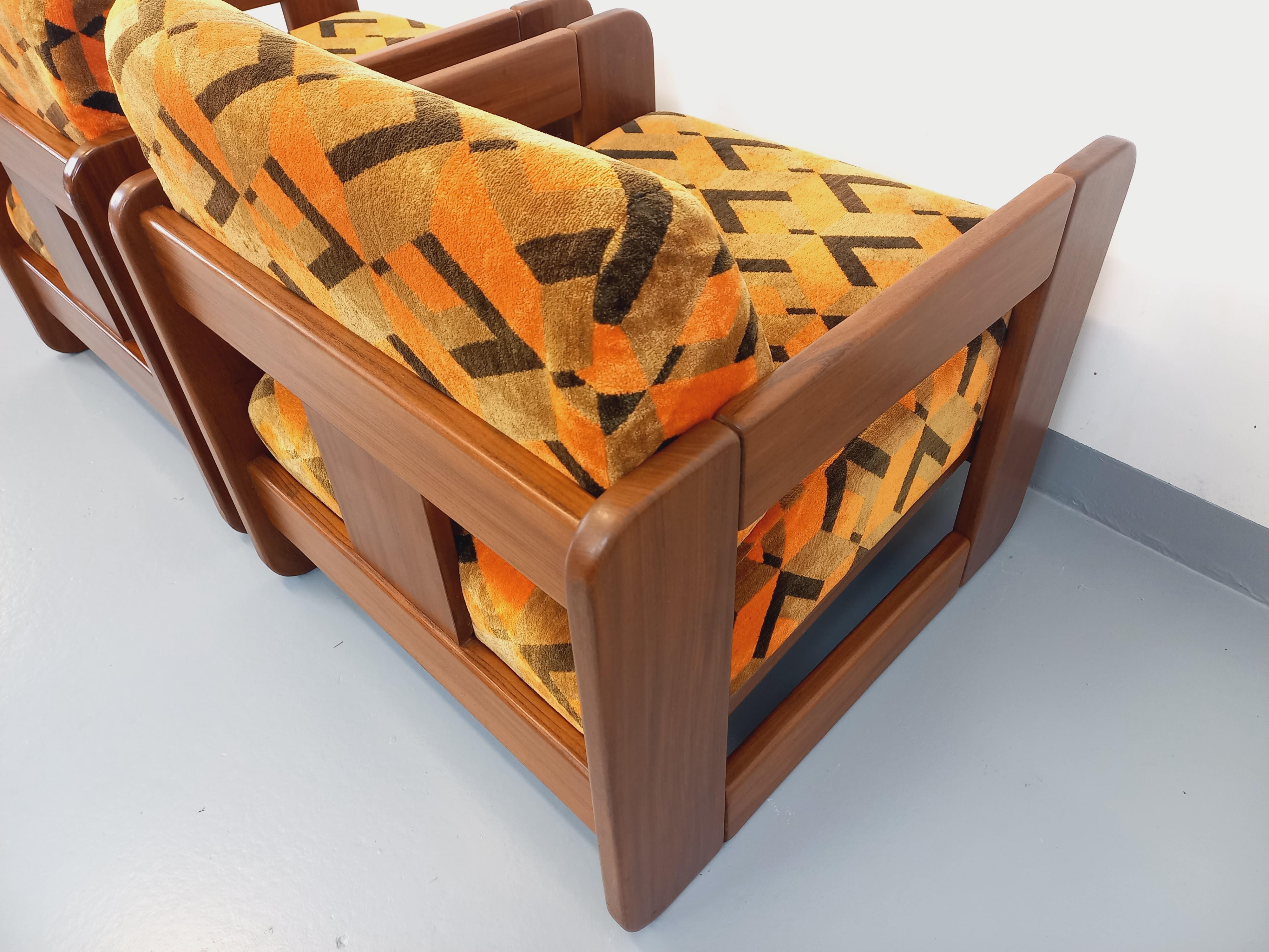 Paire de fauteuils traîneau vintage en Noyer et tissu velours des années 70 en vente 8