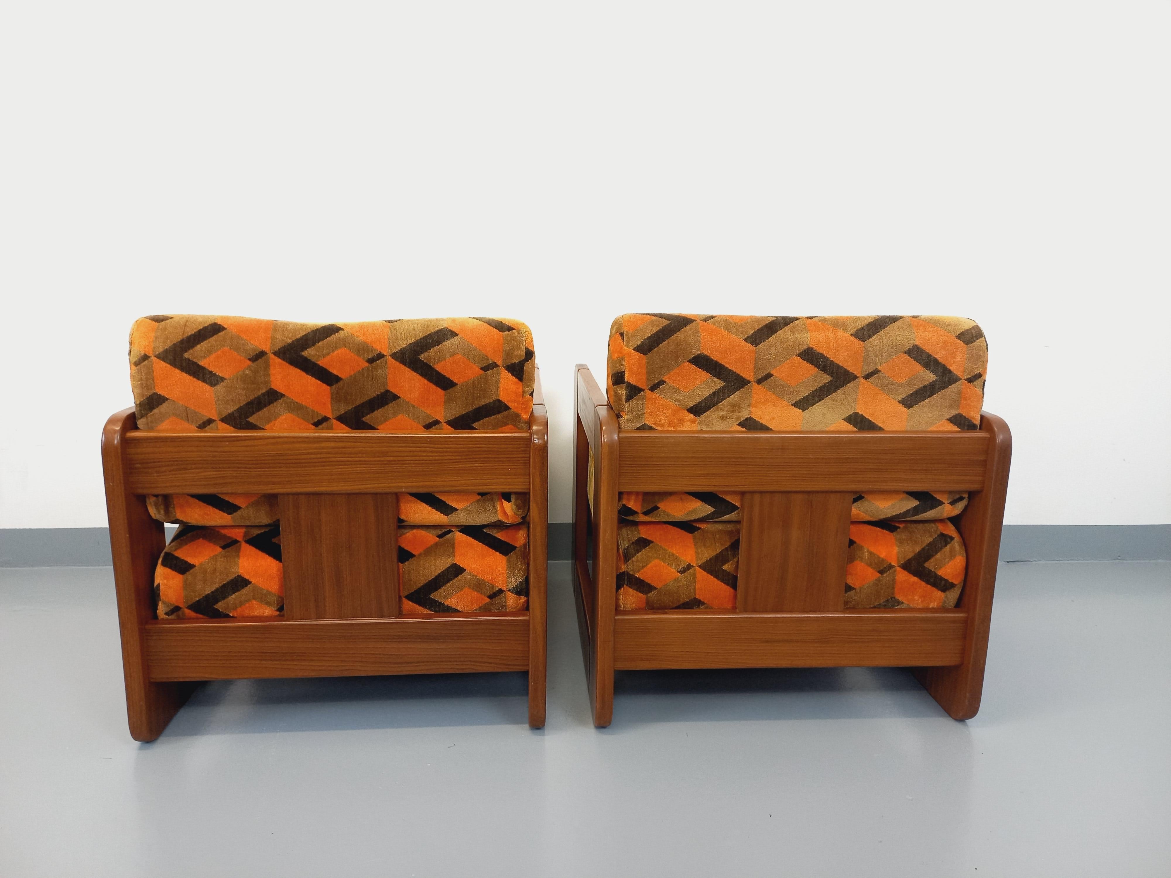 Paire de fauteuils traîneau vintage en Noyer et tissu velours des années 70 en vente 10