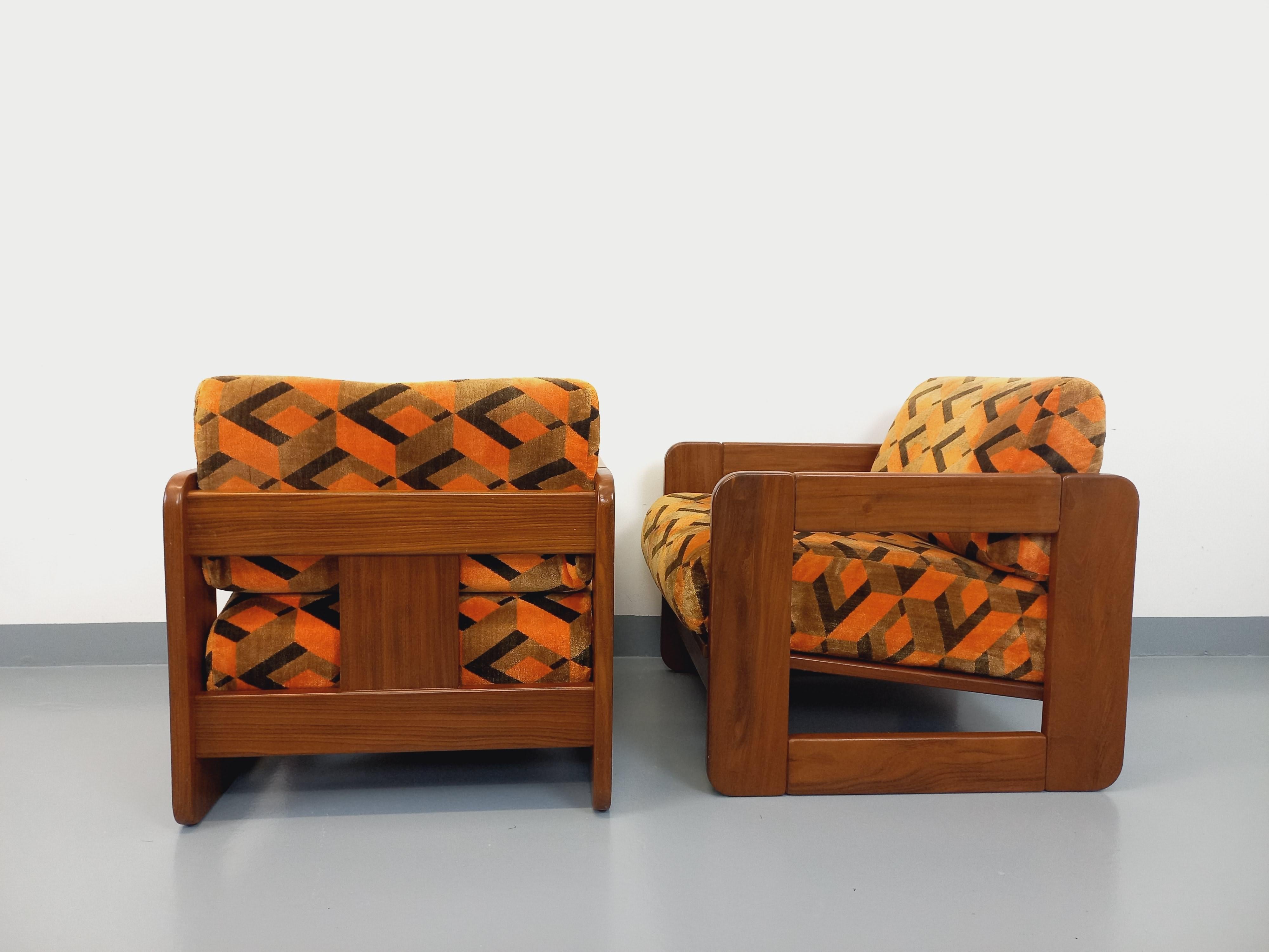 Paire de fauteuils traîneau vintage en Noyer et tissu velours des années 70 en vente 11