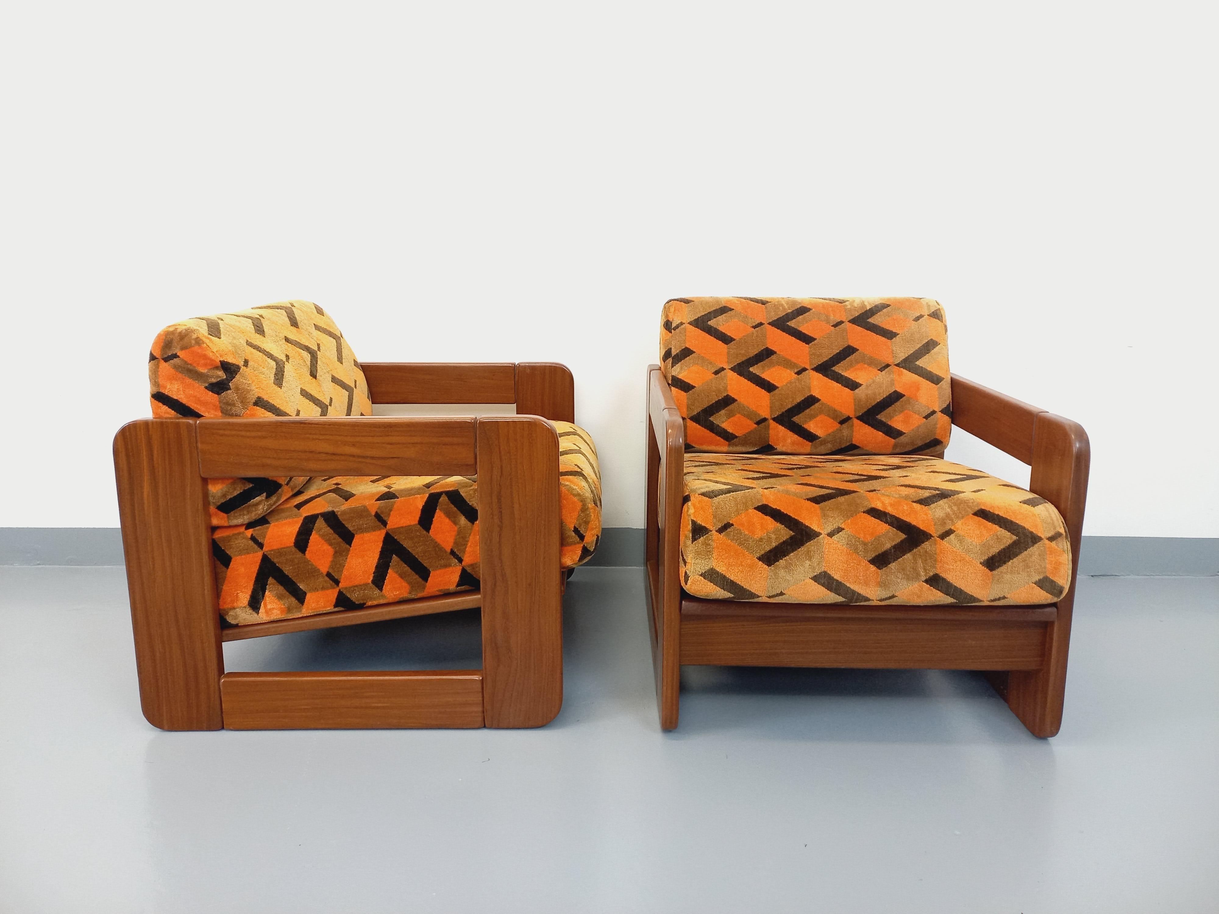Paire de fauteuils traîneau vintage en Noyer et tissu velours des années 70 en vente 12