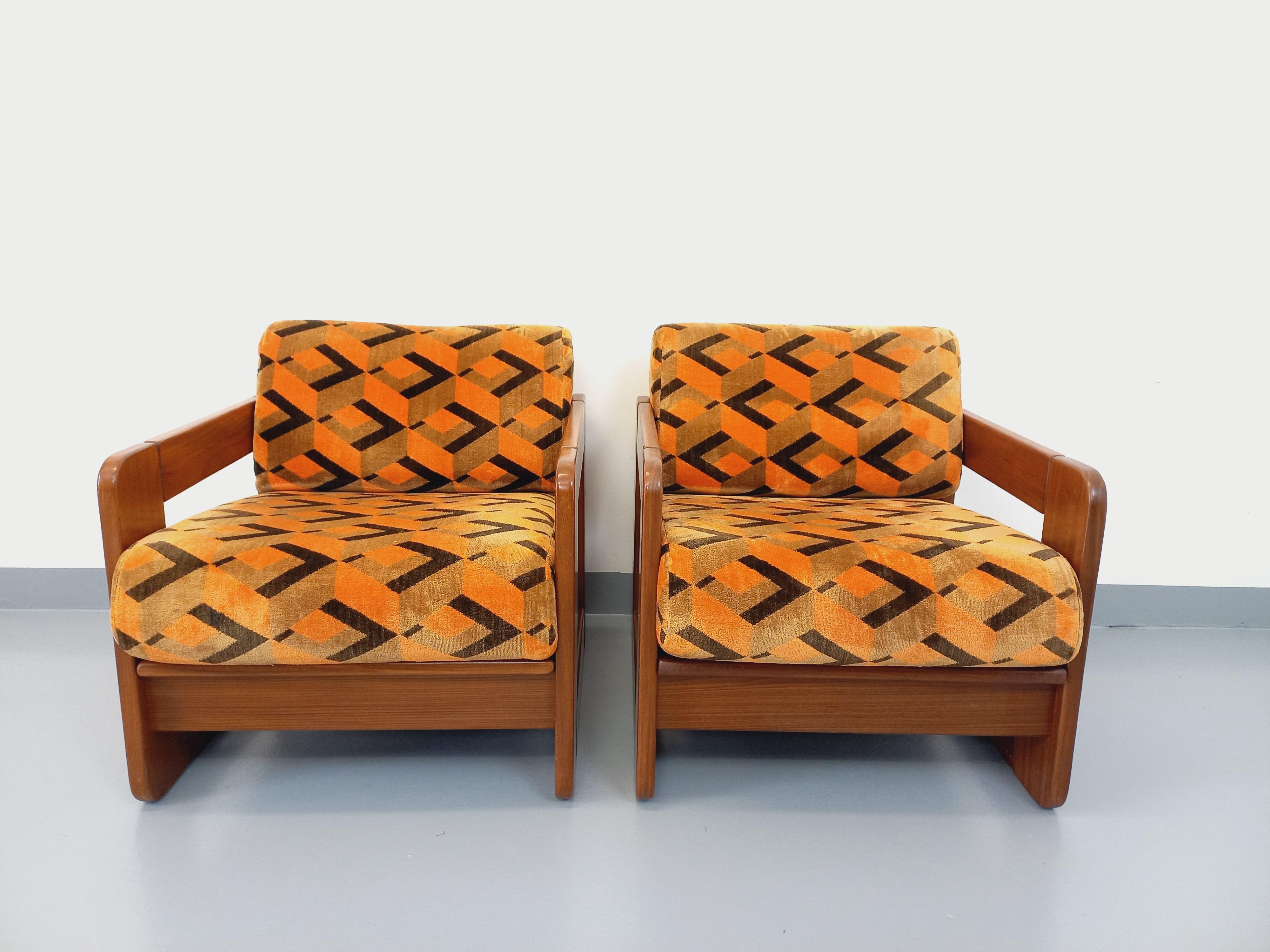 Paire de fauteuils traîneau vintage en Noyer et tissu velours des années 70 en vente 13