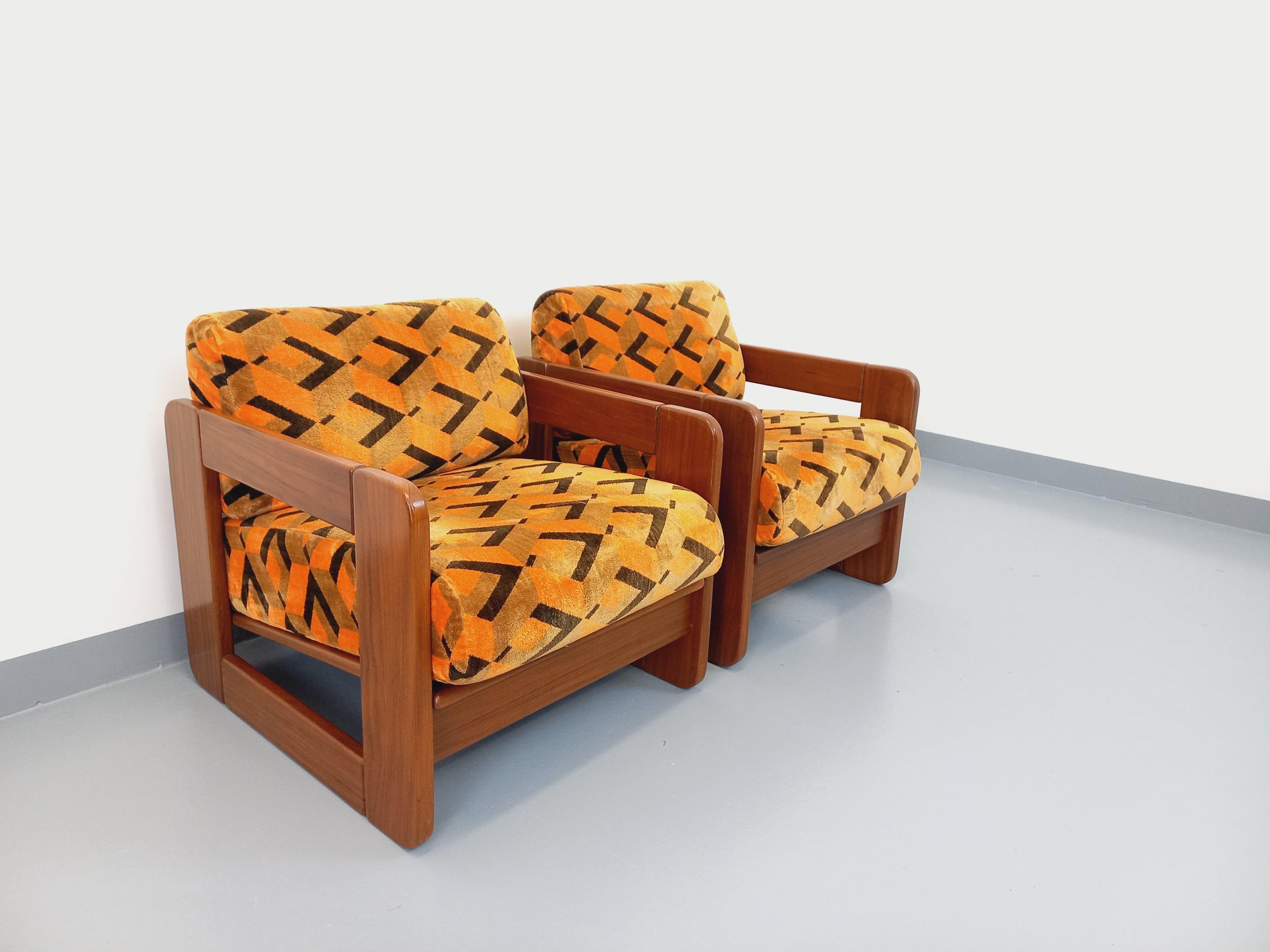 Fin du 20e siècle Paire de fauteuils traîneau vintage en Noyer et tissu velours des années 70 en vente