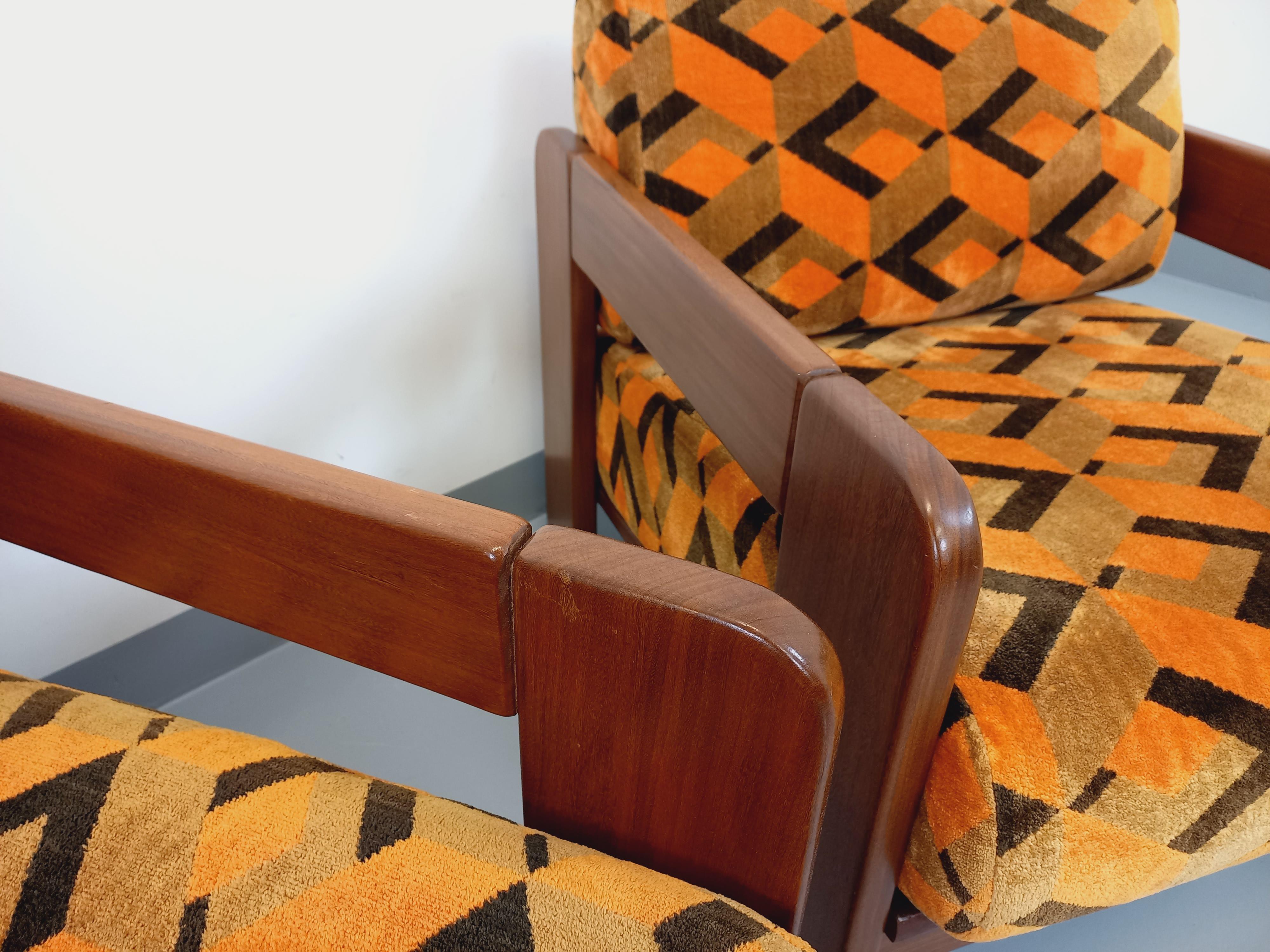 Tissu Paire de fauteuils traîneau vintage en Noyer et tissu velours des années 70 en vente