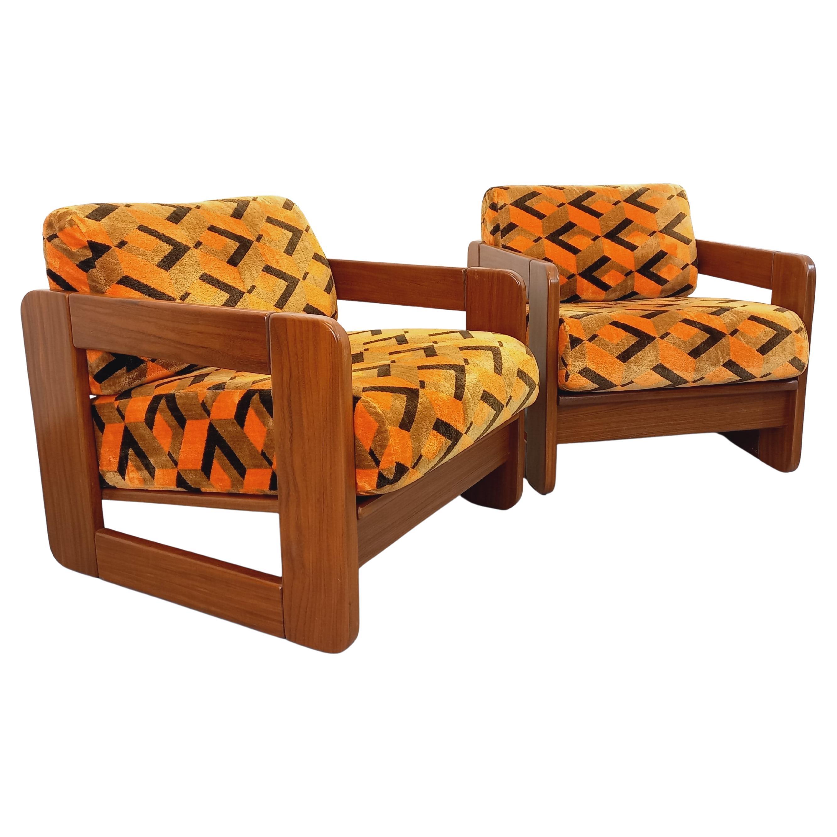Paire de fauteuils traîneau vintage en noyer et tissu velours des années 70