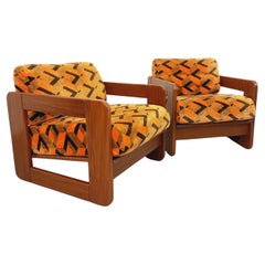 Paire de fauteuils traîneau vintage en noyer et tissu velours des années 70