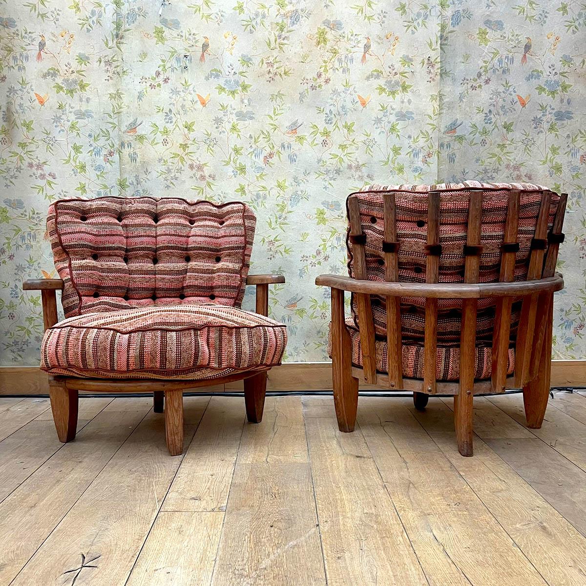 Les fauteuils Tricoteuse de Guillerme et Chambron sont des pièces iconiques du design français du milieu du XXe siècle. Créés par le duo de designers Robert Guillerme et Jacques Chambron, ces fauteuils se distinguent par leur structure en chêne