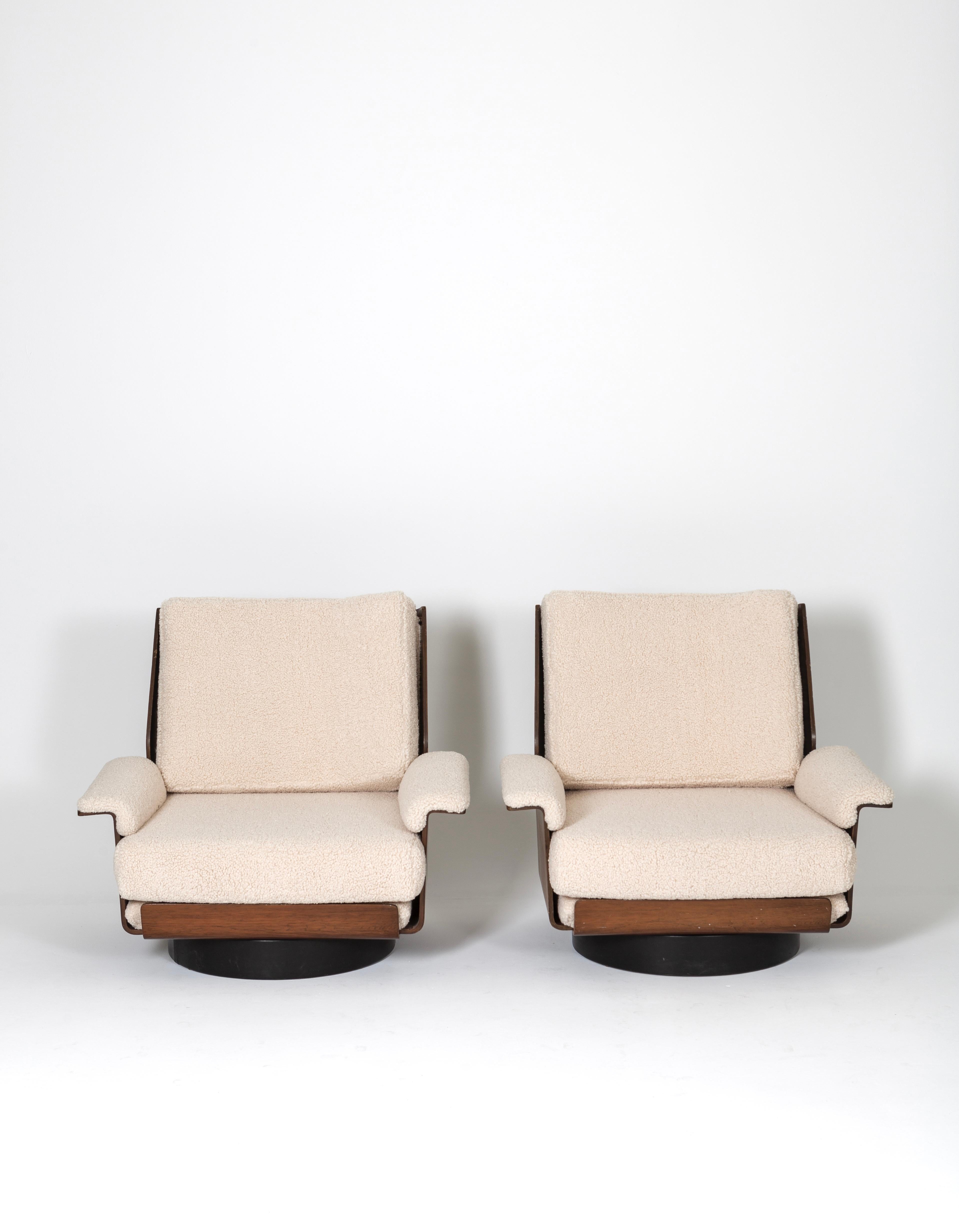 Pair of armchairs Viborg by Bernard Brunier edition Coulon 1960s. Structure in rio rosewood and circular base. Seats reupholstered in virgin wool bouclette. 
Width : 84 cm. Depth : 75 cm. Height : 80 cm. Height of the seat : 38 cm.
  