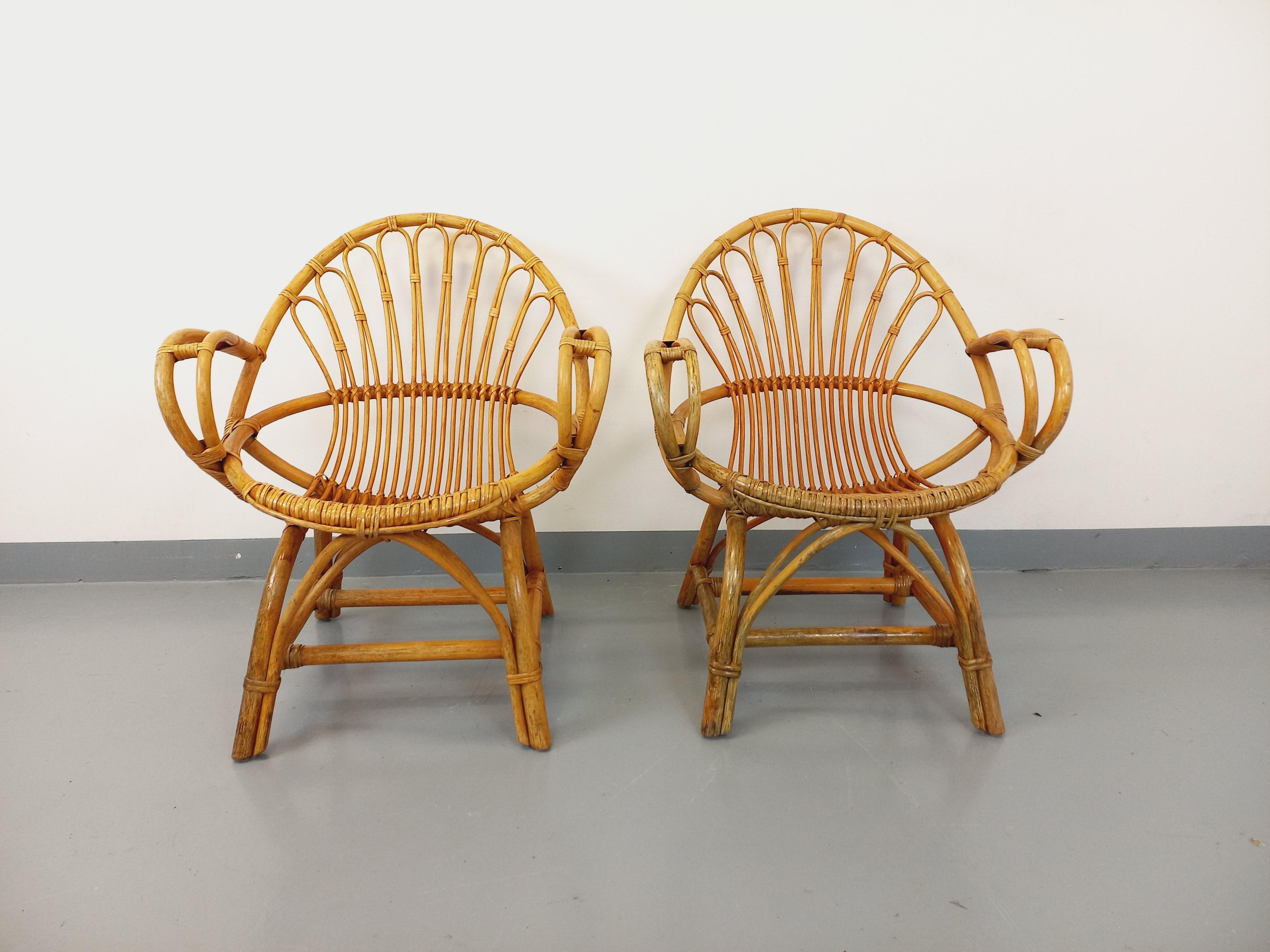 Suite de 2 fauteuils vintage des années 60, en rotin, très beau design, très bon état général avec patine du temps qui passe à certains endroits.
Ref 240 605
Hauteur : 80 cm
Tamaño : 66 cm
Profondeur : 67 cm
Altura máxima: 37 cm
