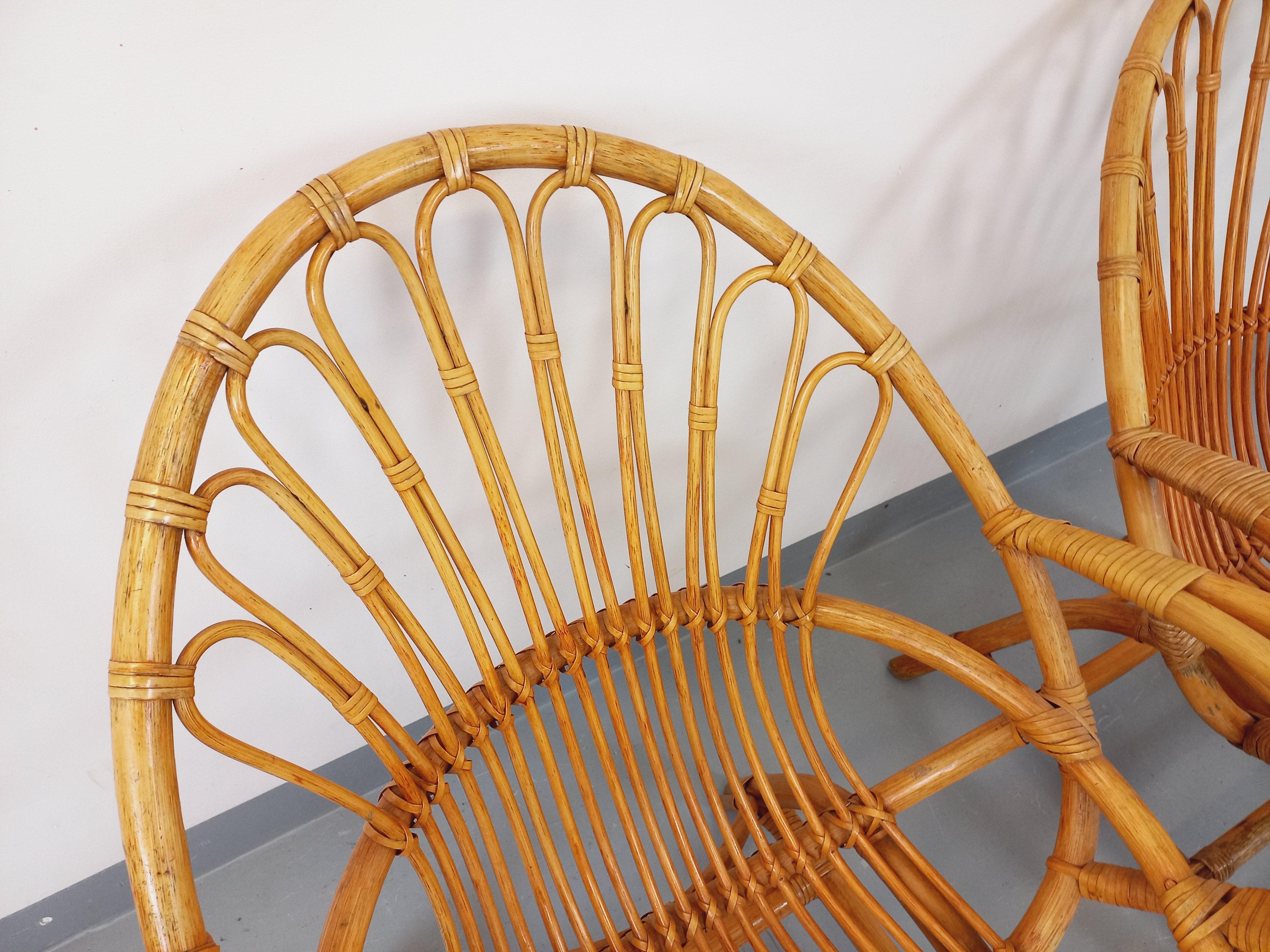 Paire de fauteuils vintage en rotin des années 60 en venta 1