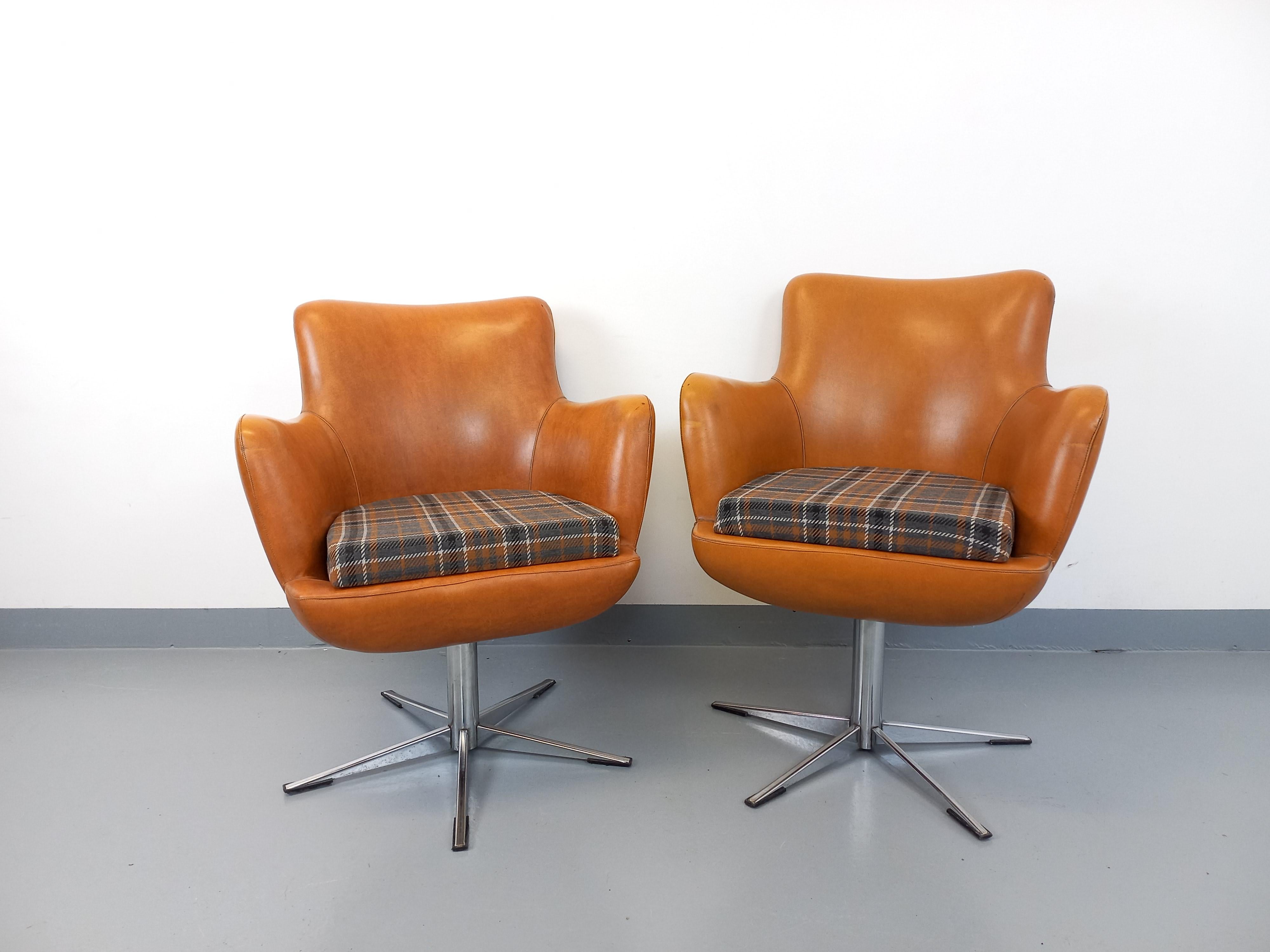 Paire de fauteuils vintage en skaï et chrome des années 70 en venta 3