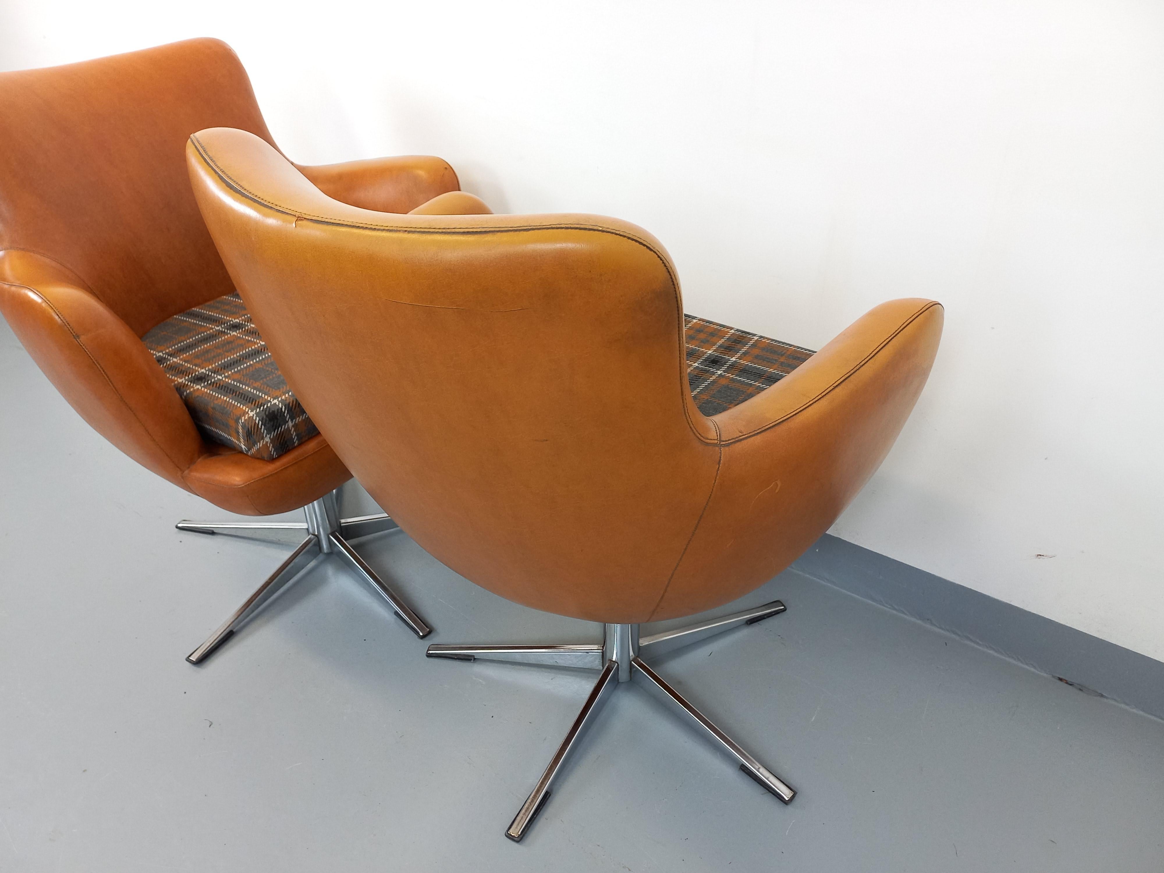 Paire de fauteuils vintage en skaï et chrome des années 70 en venta 4