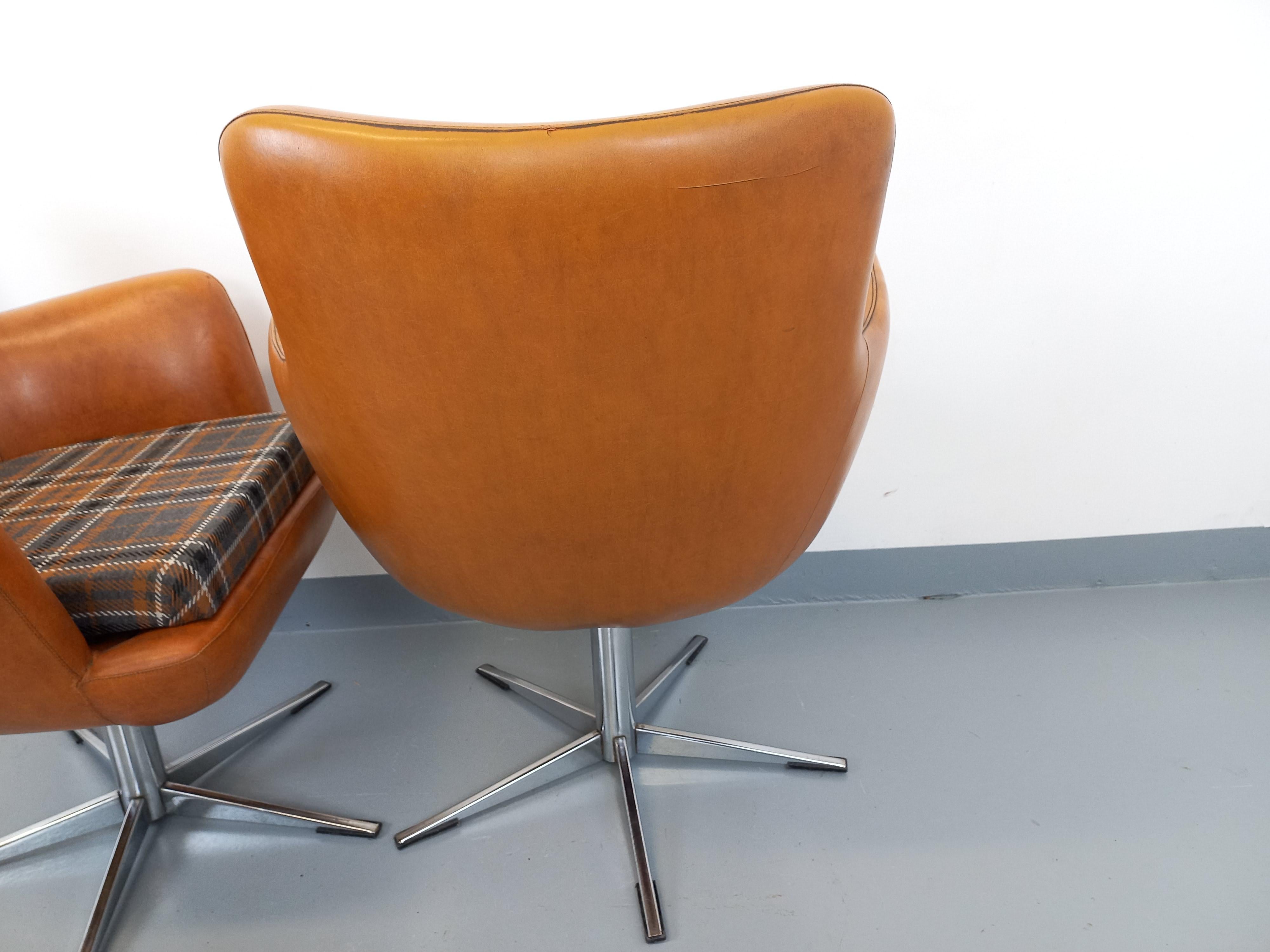 Paire de fauteuils vintage en skaï et chrome des années 70 en venta 5