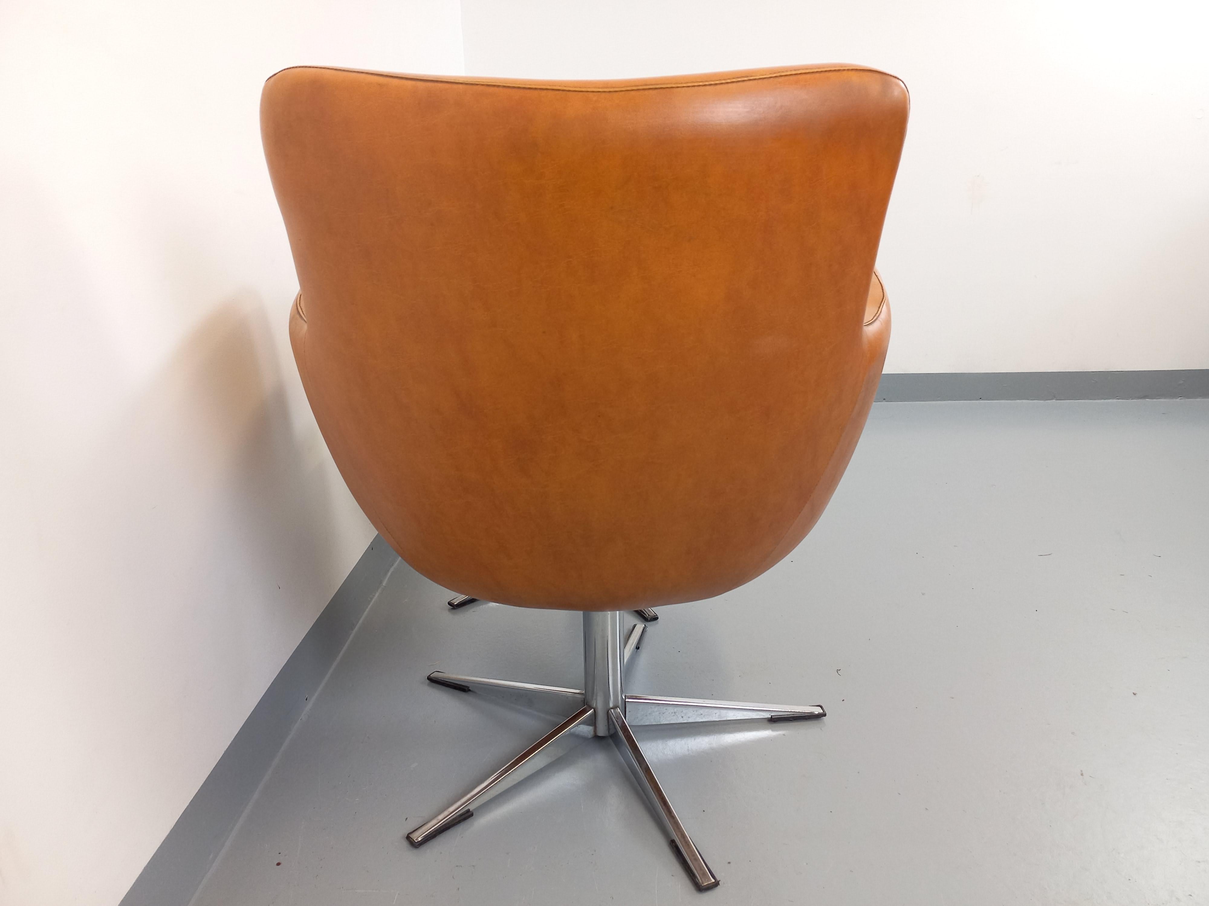 Paire de fauteuils vintage en skaï et chrome des années 70 en venta 6
