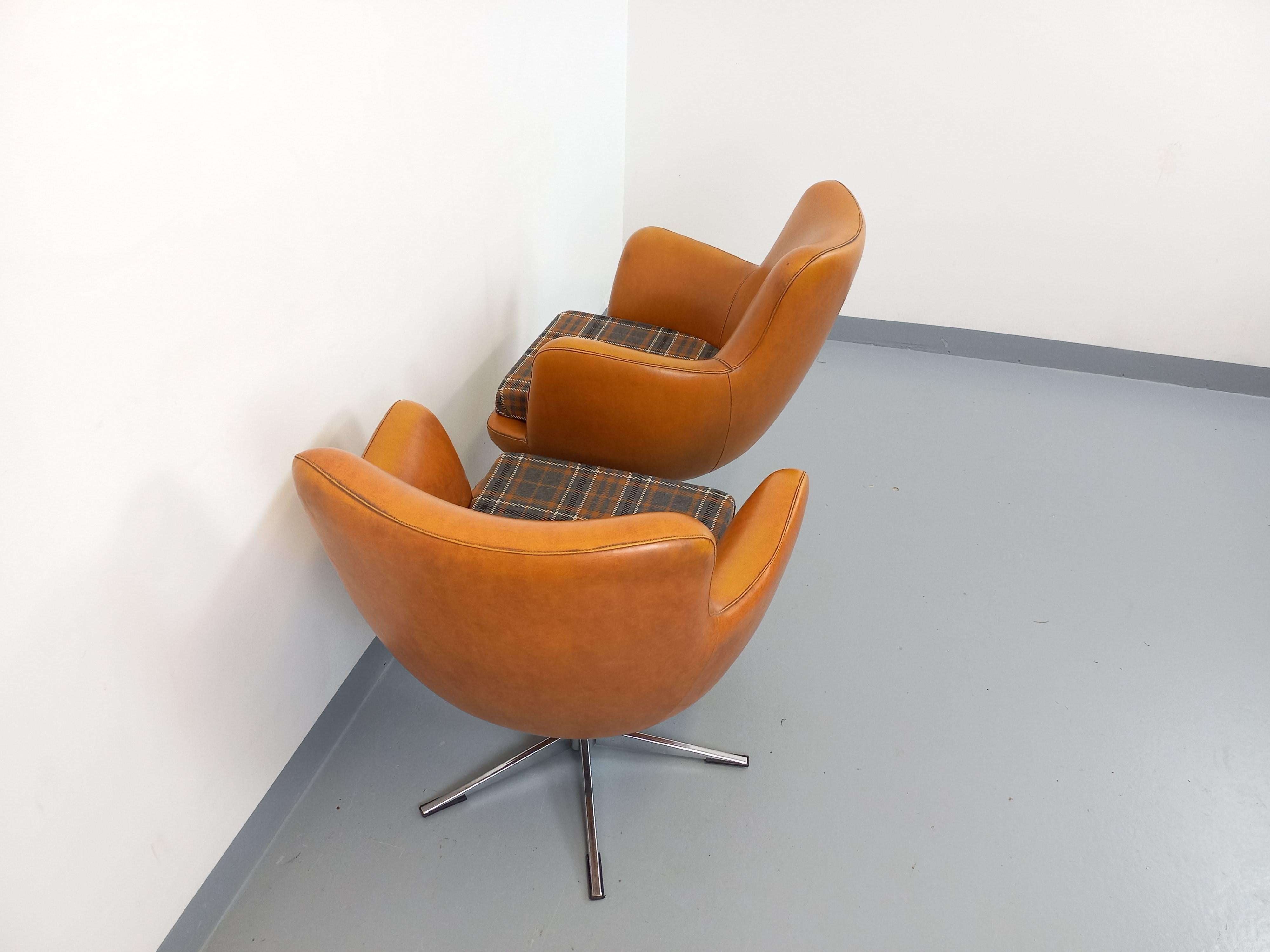 Paire de fauteuils vintage en skaï et chrome des années 70 en venta 7