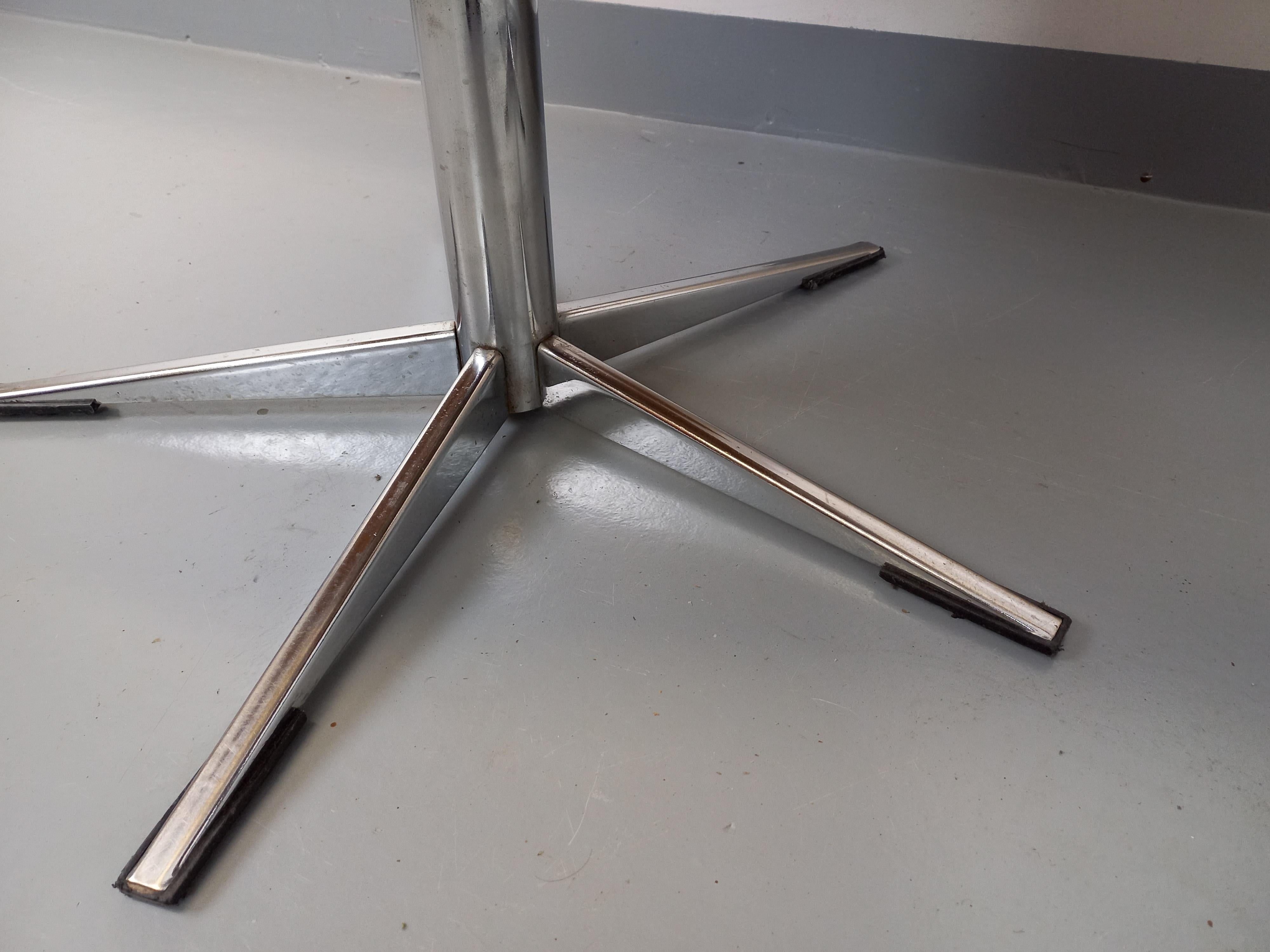 Paire de fauteuils vintage en skaï et chrome des années 70 en venta 9