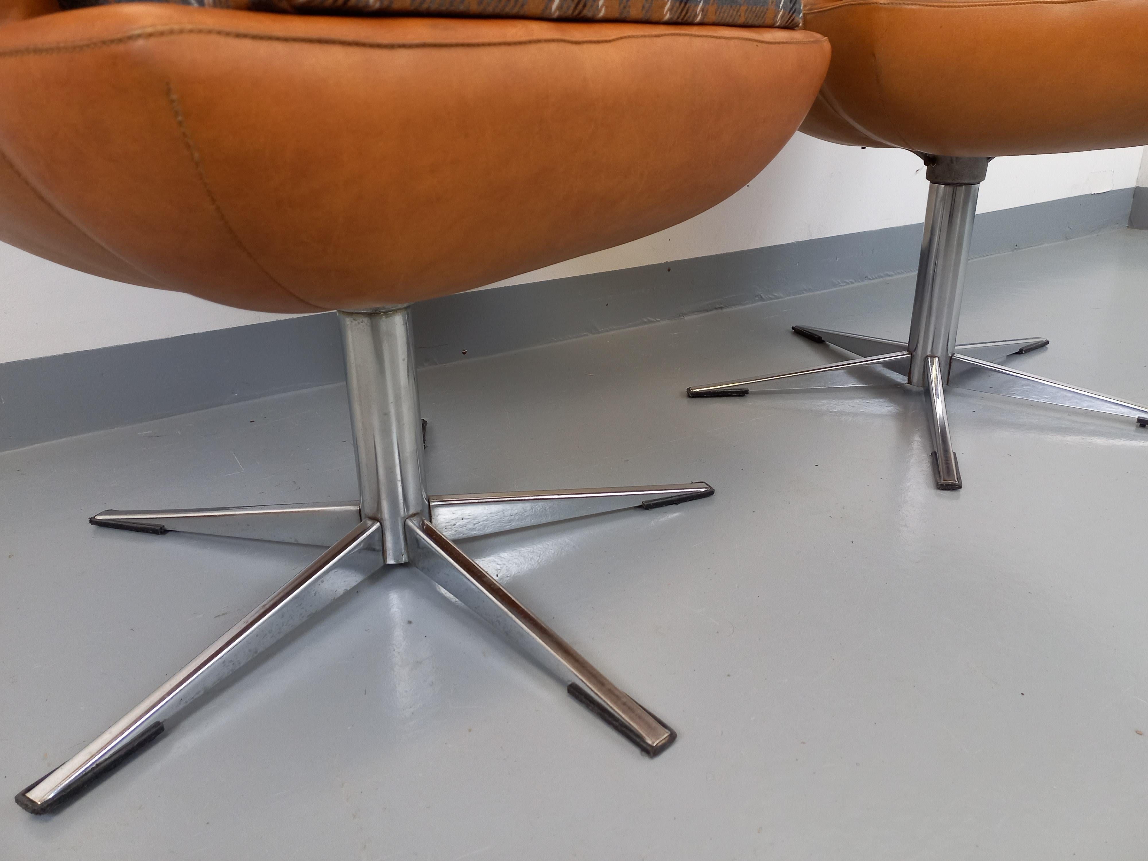 Paire de fauteuils vintage en skaï et chrome des années 70 en venta 10