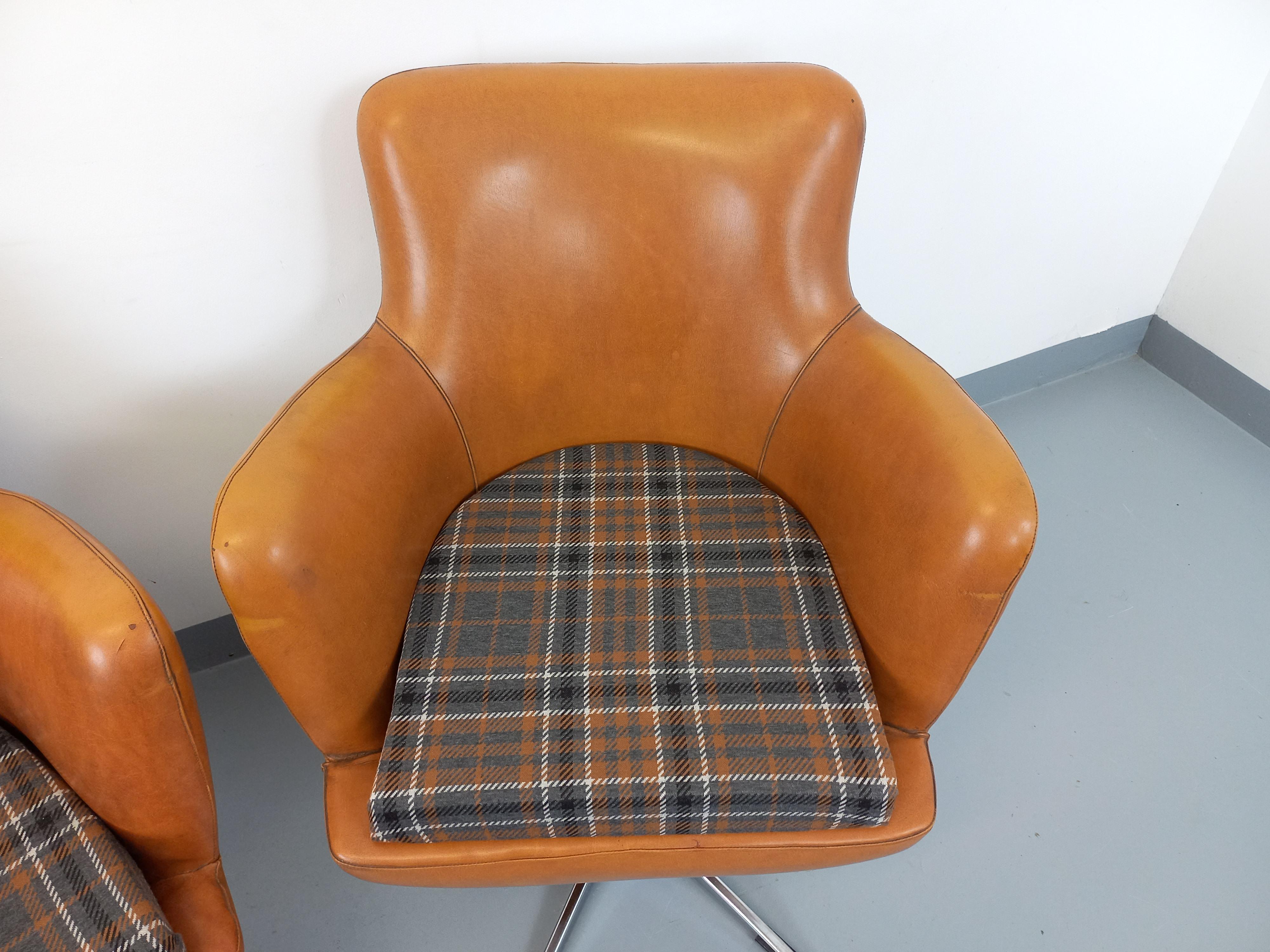 Paire de fauteuils vintage en skaï et chrome des années 70 en venta 11