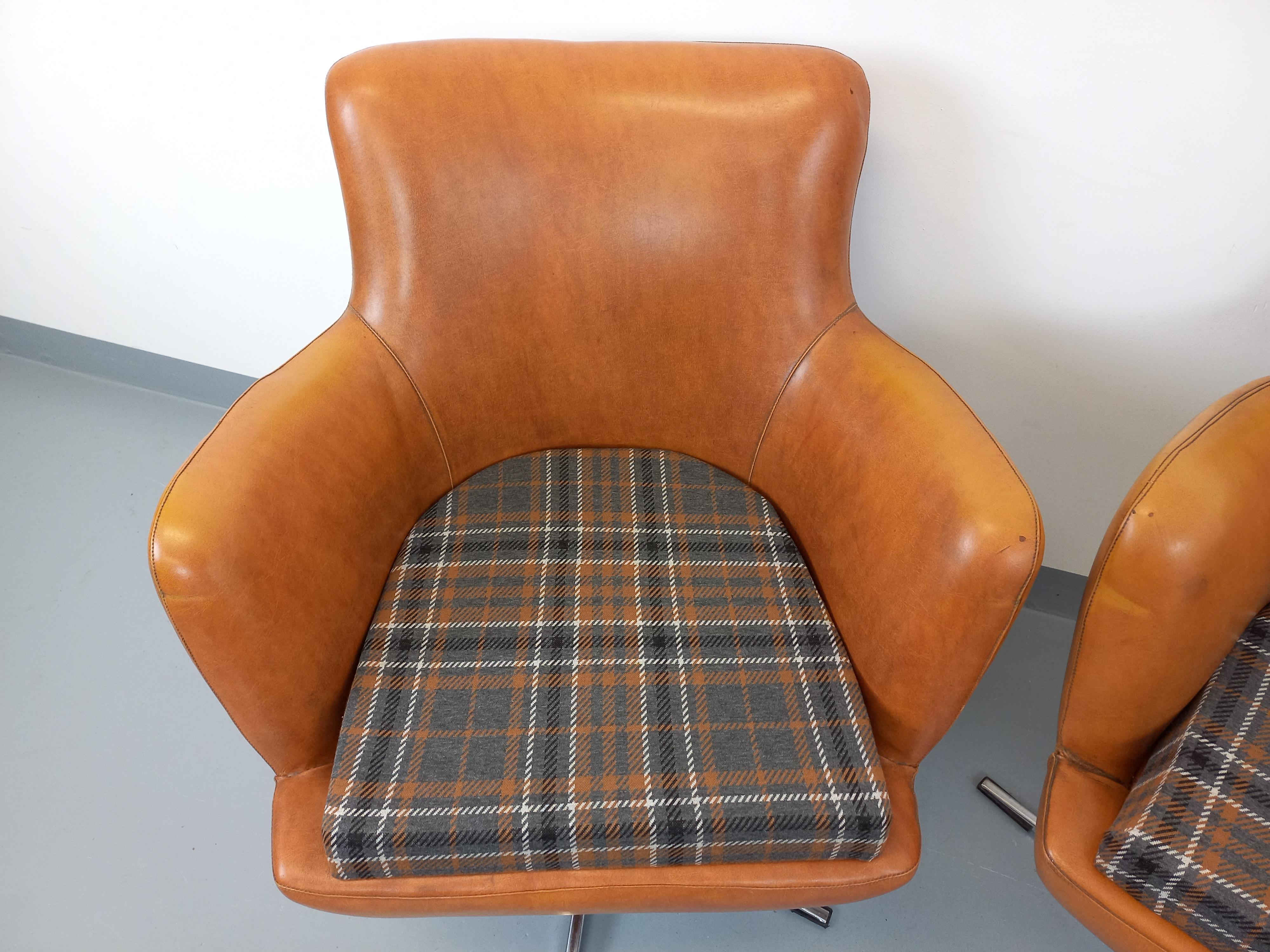 Paire de fauteuils vintage en skaï et chrome des années 70 en venta 12