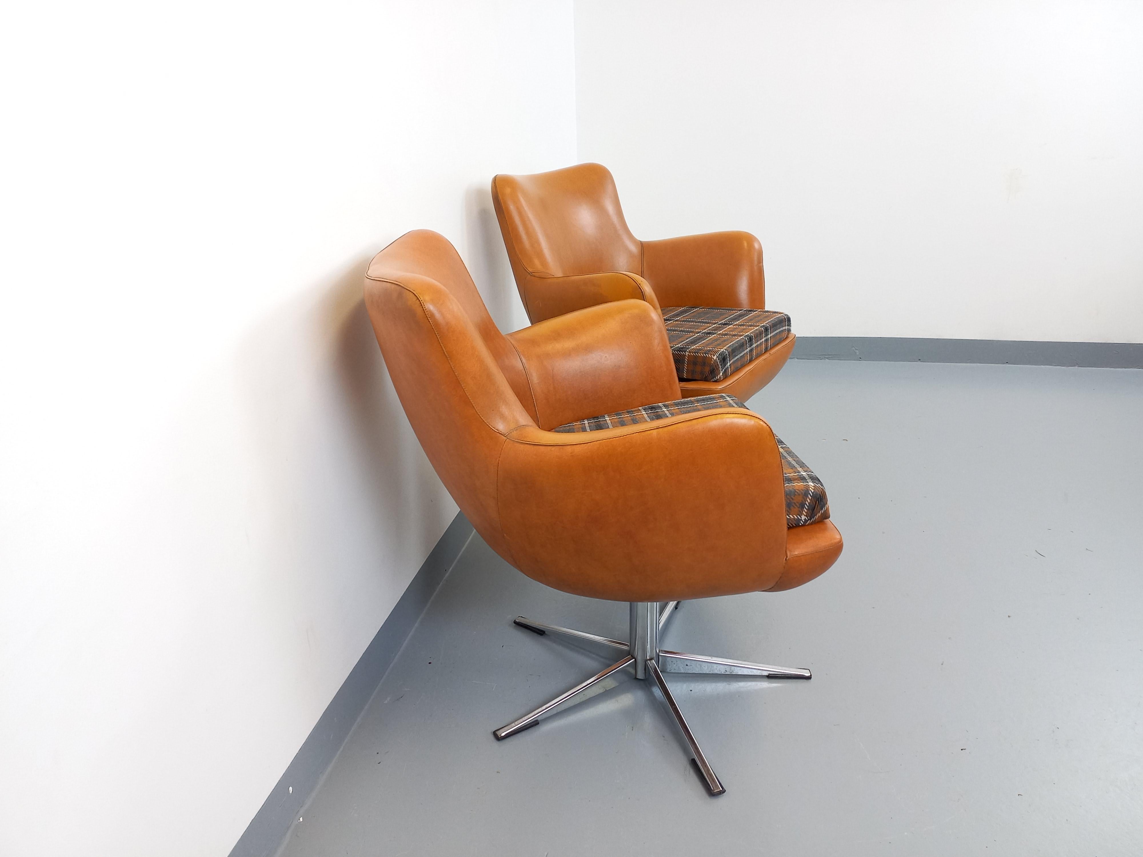 Paire de fauteuils vintage en skaï et chrome des années 70 en venta 13