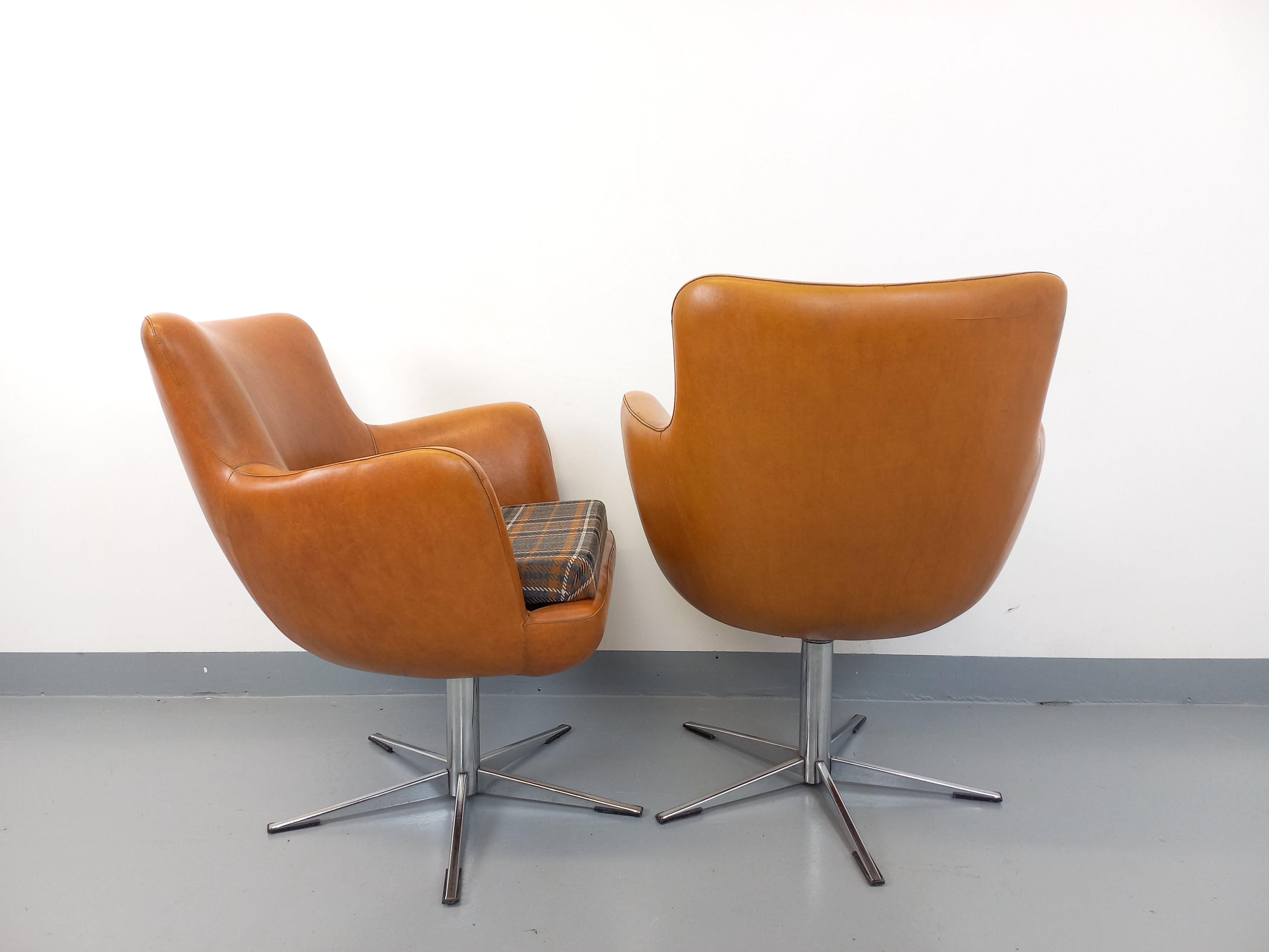 Paire de fauteuils vintage en skaï et chrome des années 70 Moderno de mediados de siglo en venta