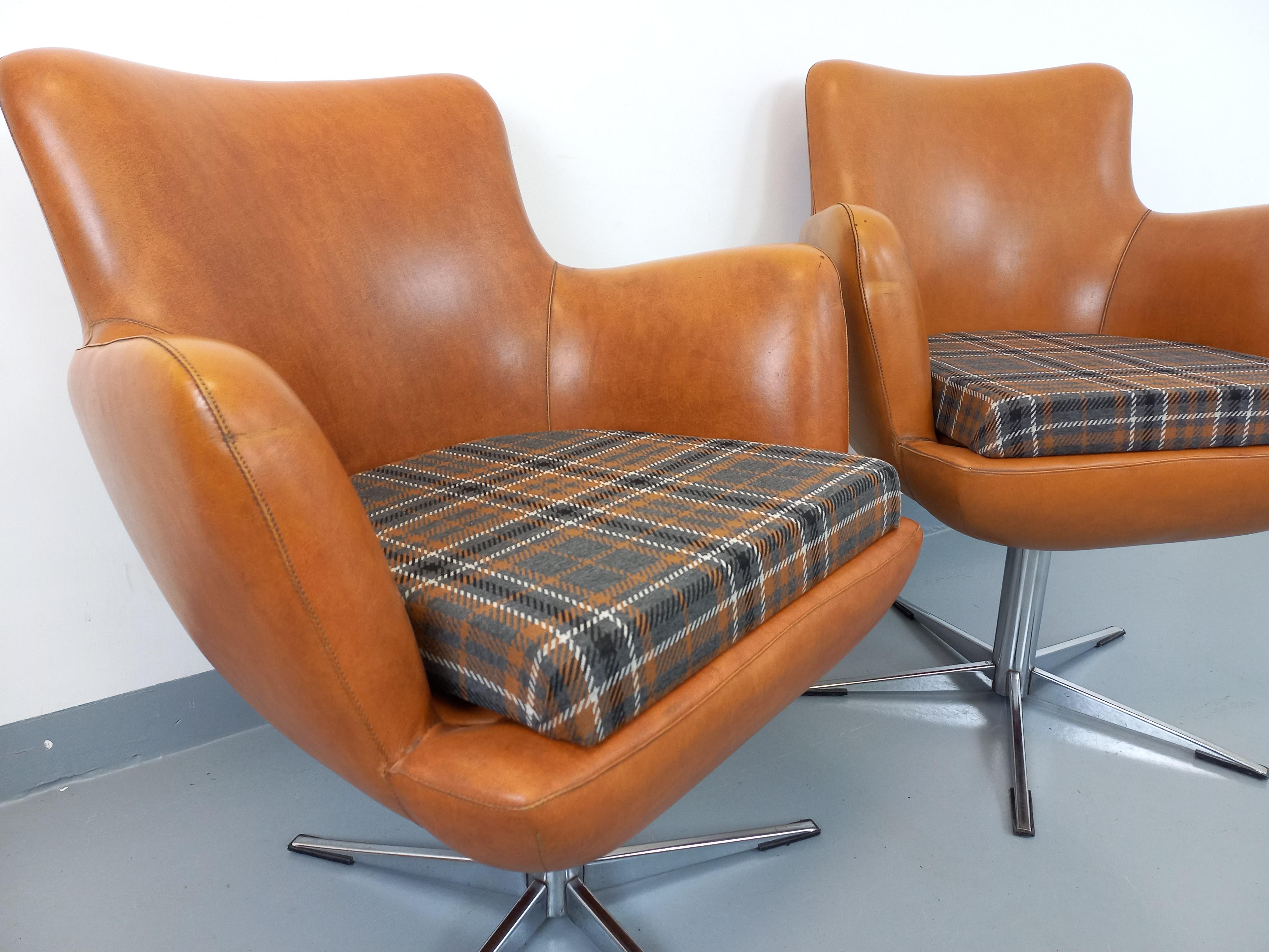 Paire de fauteuils vintage en skaï et chrome des années 70 Italiano en venta