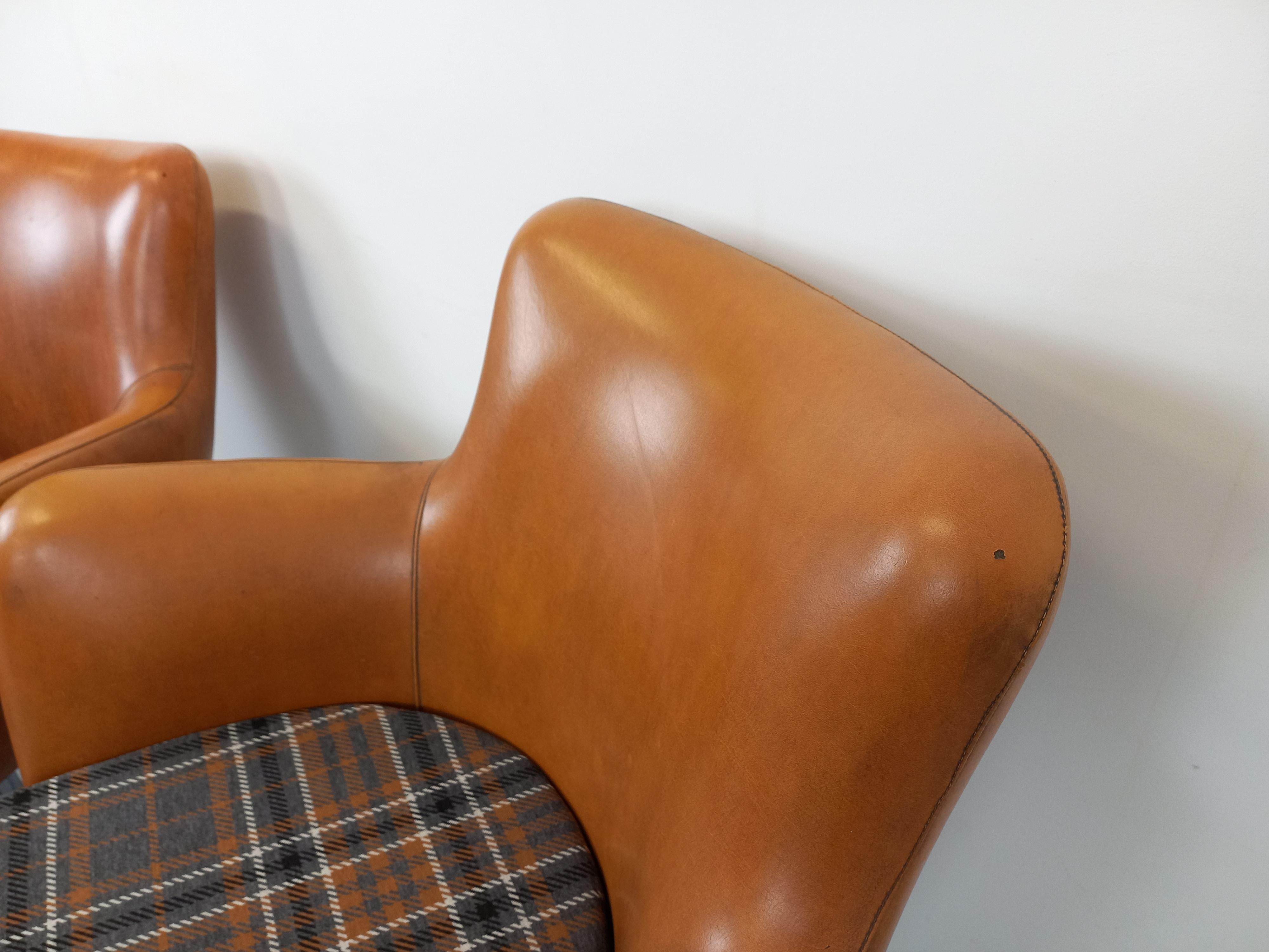Paire de fauteuils vintage en skaï et chrome des années 70 en Bueno estado para la venta en BESANÇON, FR