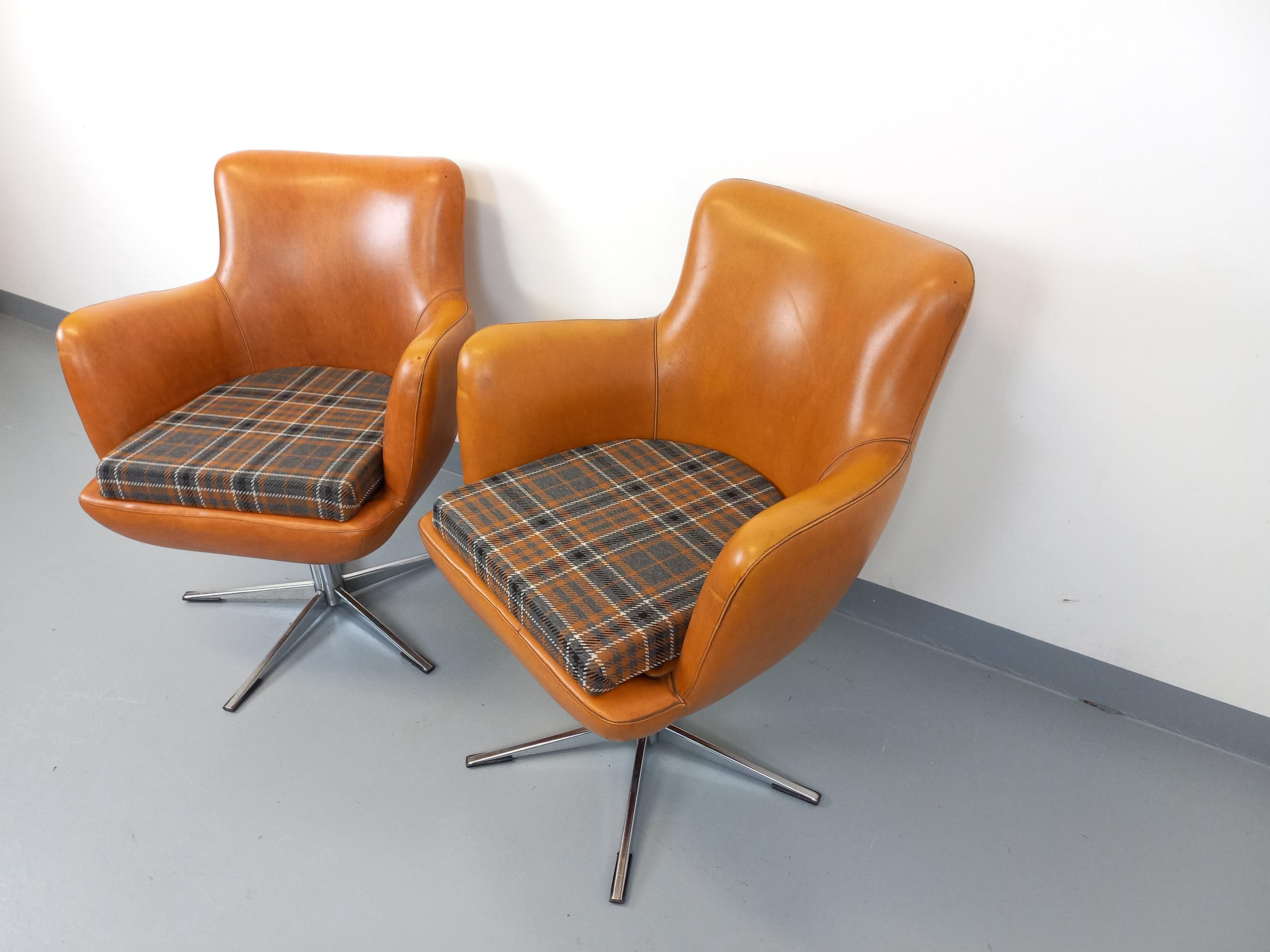 Paire de fauteuils vintage en skaï et chrome des années 70 en venta 1