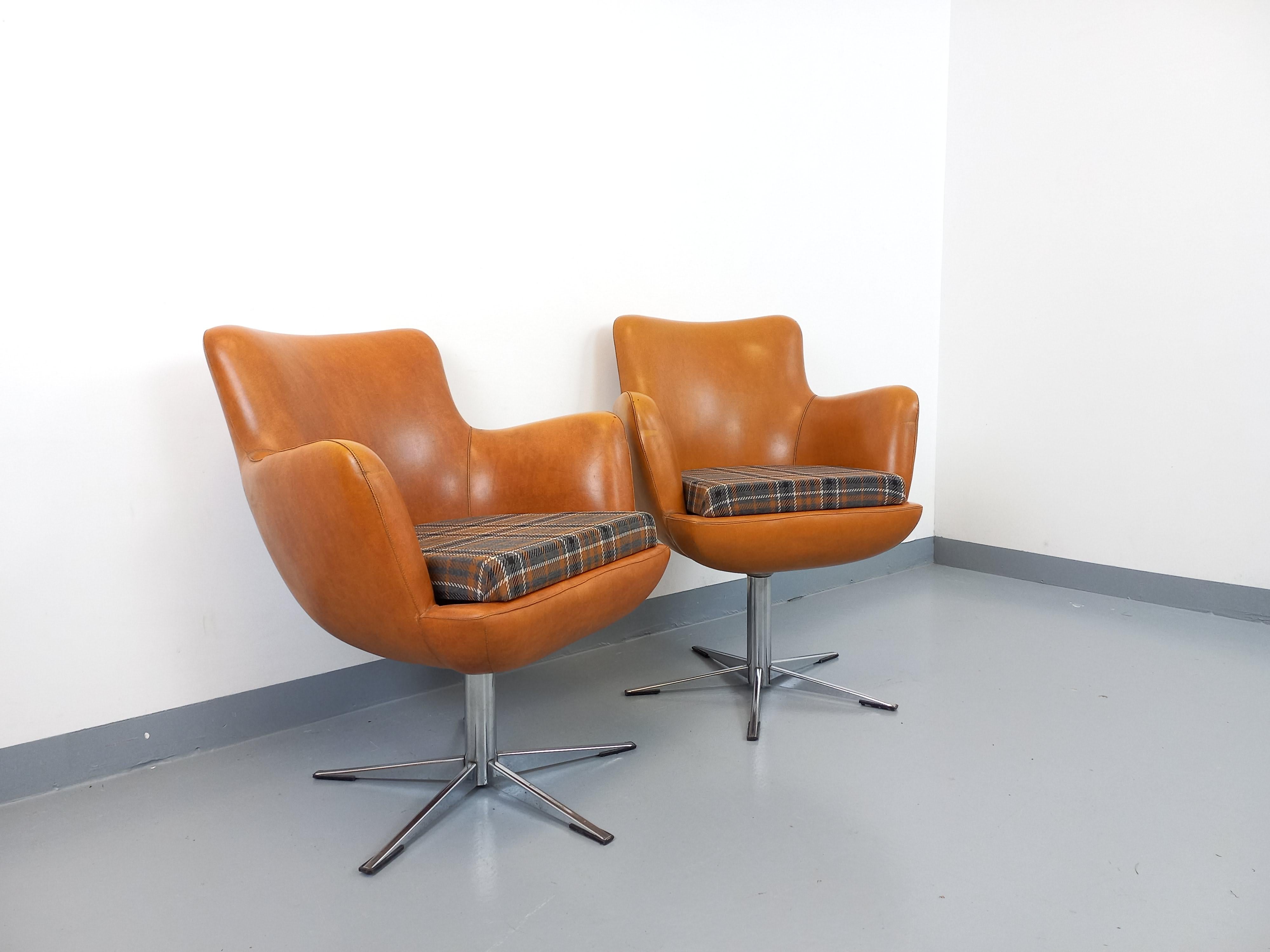 Paire de fauteuils vintage en skaï et chrome des années 70 en venta 2