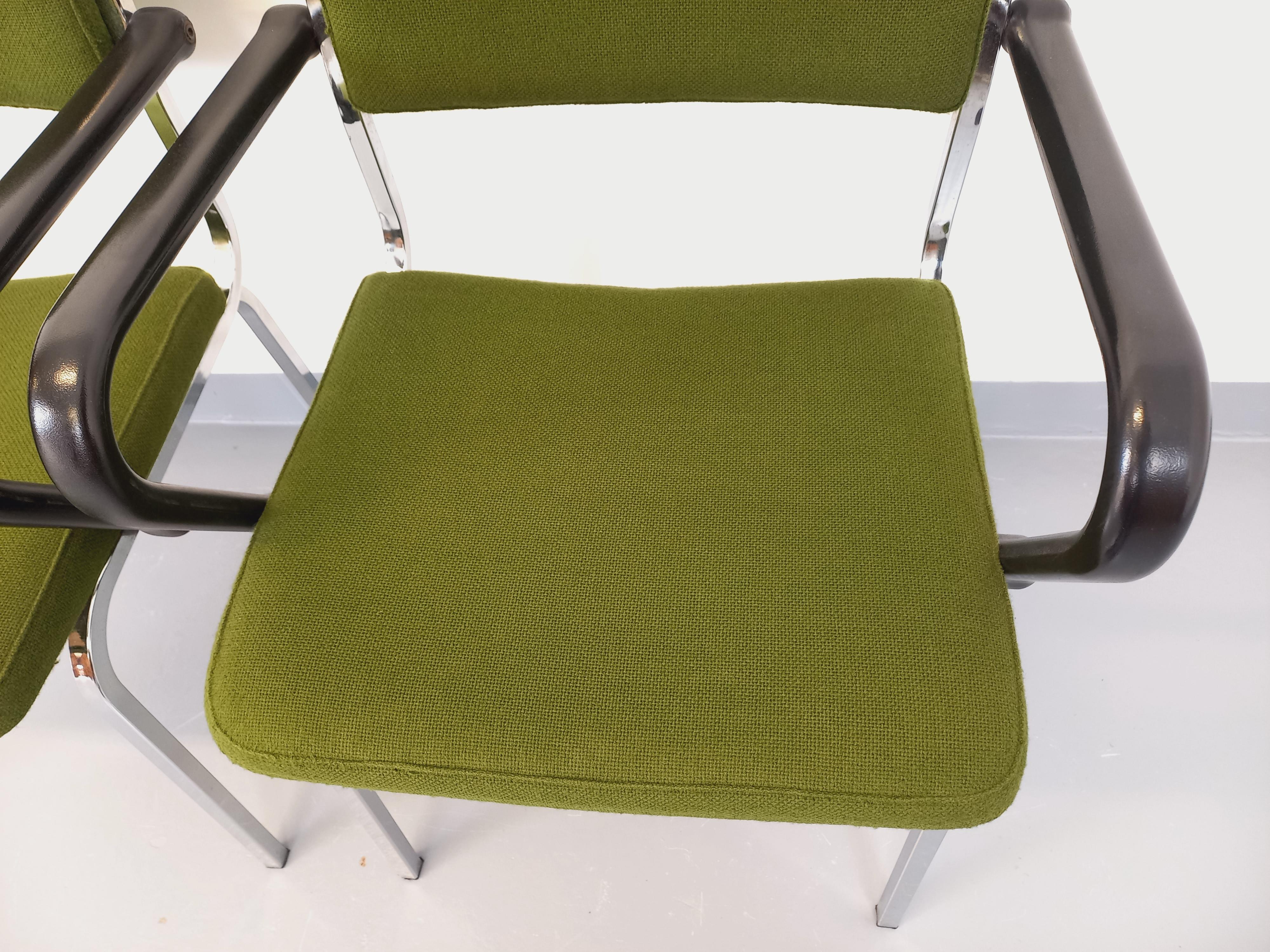 Paio di fauteuils vintage in tessuto e cromo degli anni '70 in vendita 8