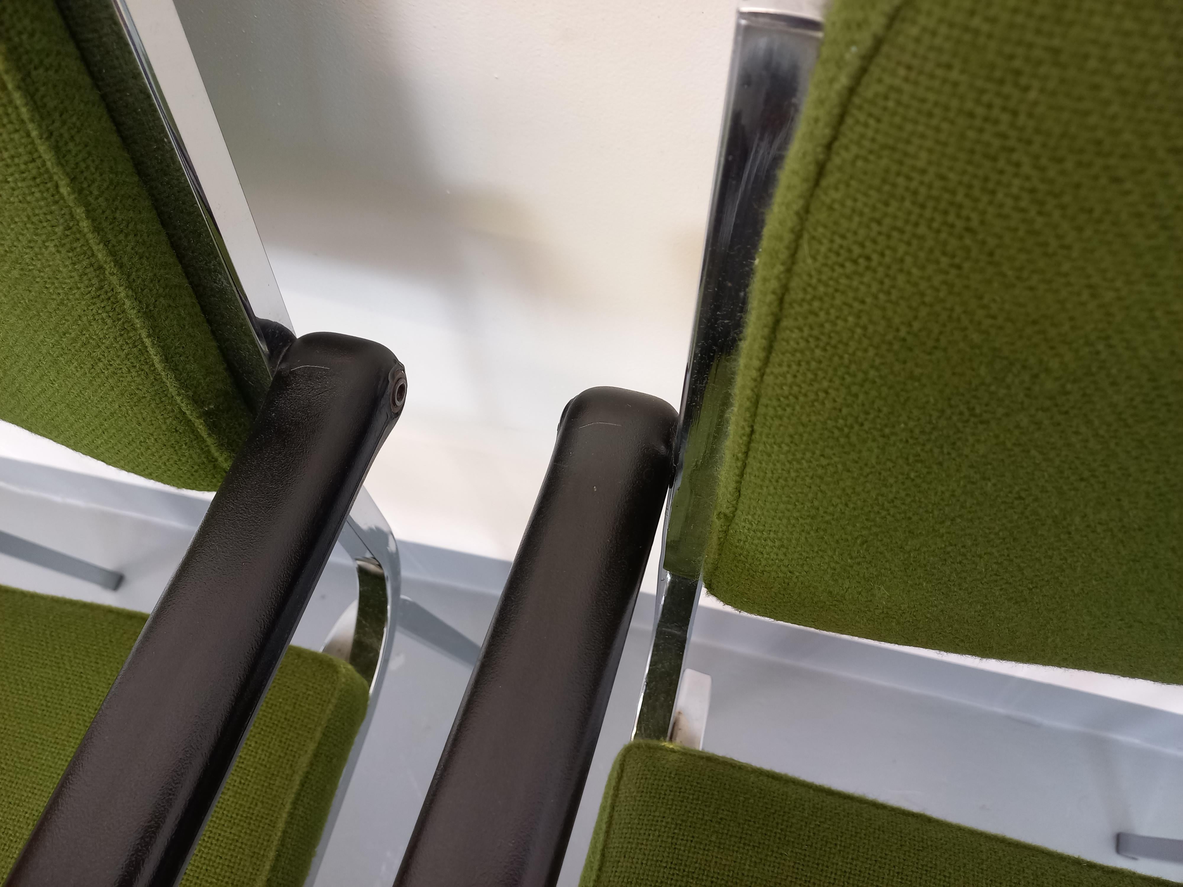 Paio di fauteuils vintage in tessuto e cromo degli anni '70 in vendita 9