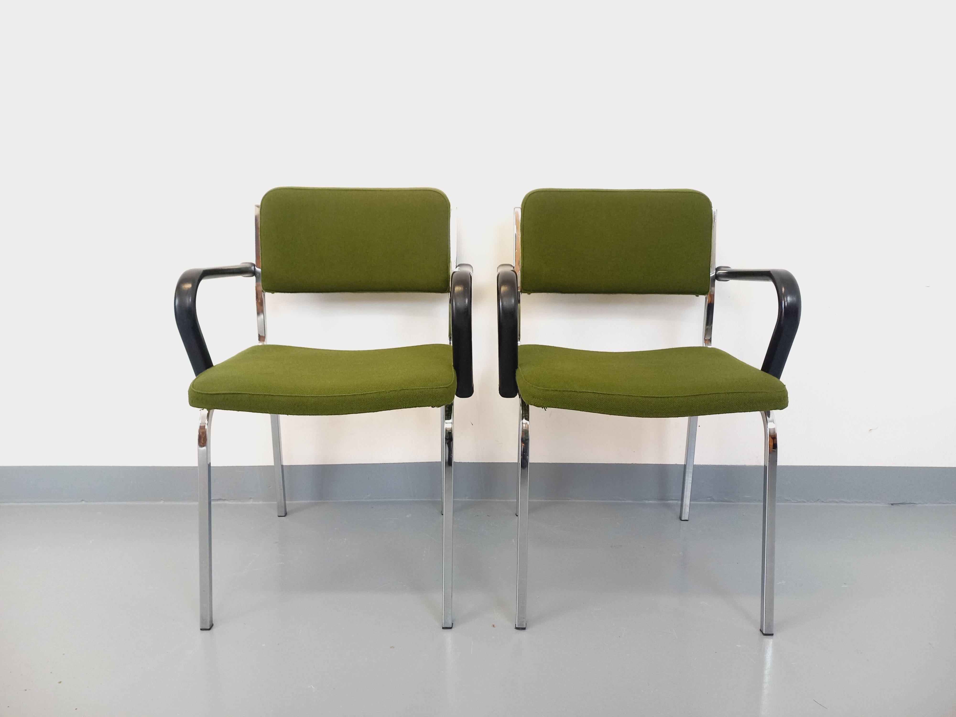 Suite di 2 mobili d'epoca degli anni '70, in tessuto bianco, piedini e struttura in metallo cromato, portaoggetti in plastica ABS noir, design accattivante, très bon état général avec quelques signes du temps qui passe.
Rif. 240 609
Altezza: 81