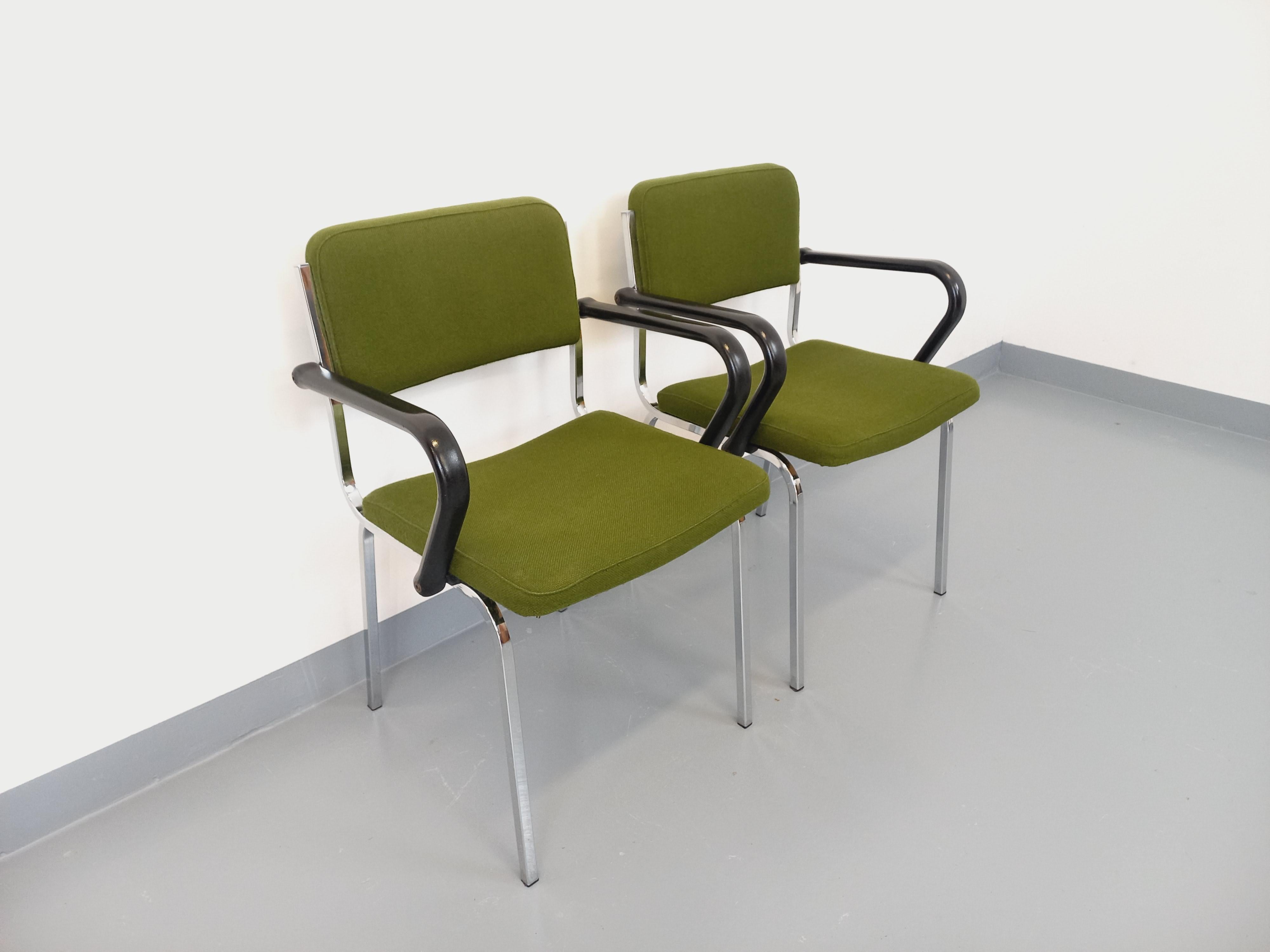 Mid-Century moderno Paio di fauteuils vintage in tessuto e cromo degli anni '70 in vendita