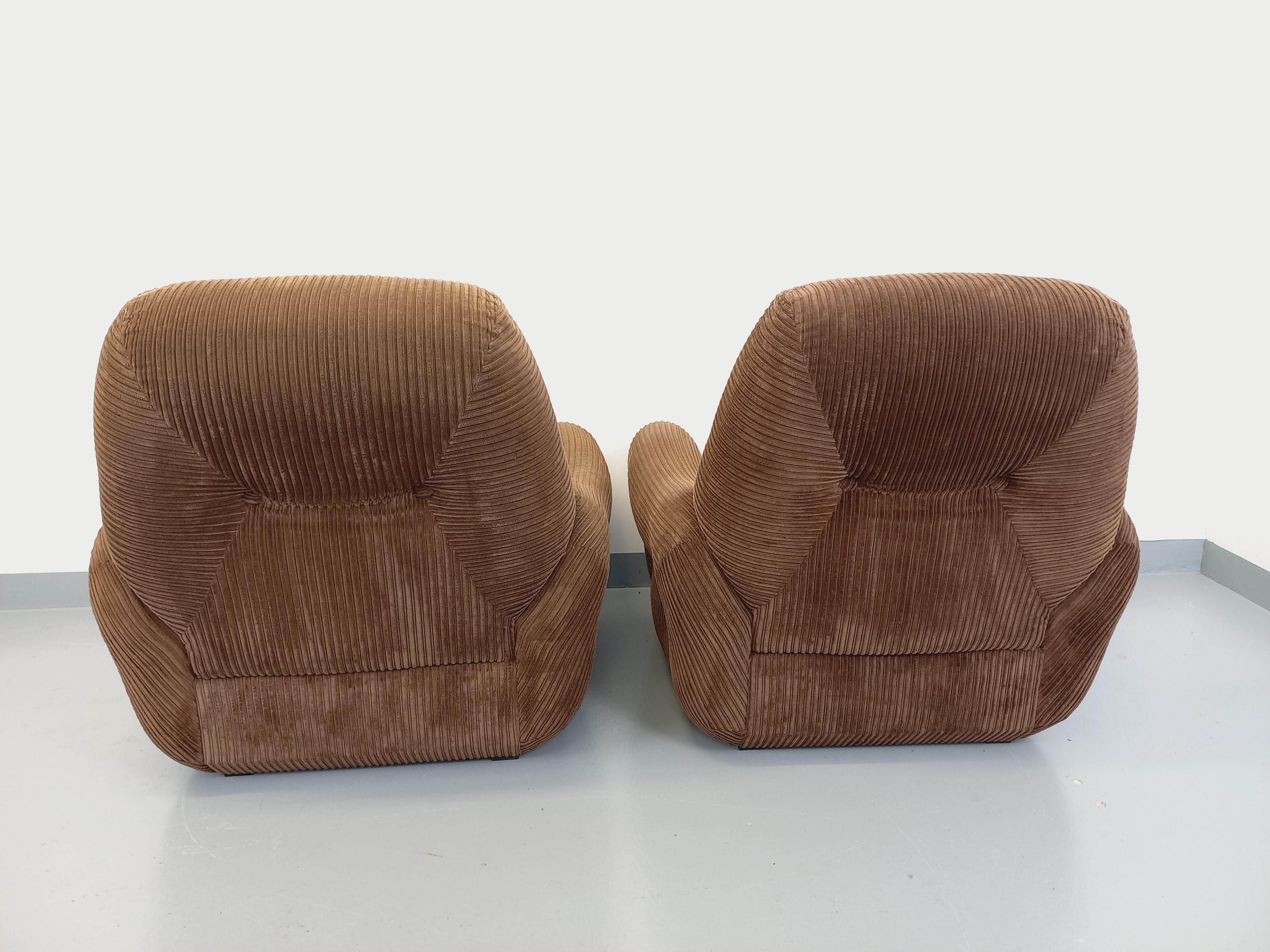 Suite di 2 mobili d'epoca degli anni '70, dossier, sedute e accessori in velluto marrone. Accoglienti e confortevoli, forma cocoon e organique, très bon état général.
Rif. 231 131
Altezza: 87 cm
Dimensioni: 90 cm
Profondeur : 96 cm
Altezza del corpo