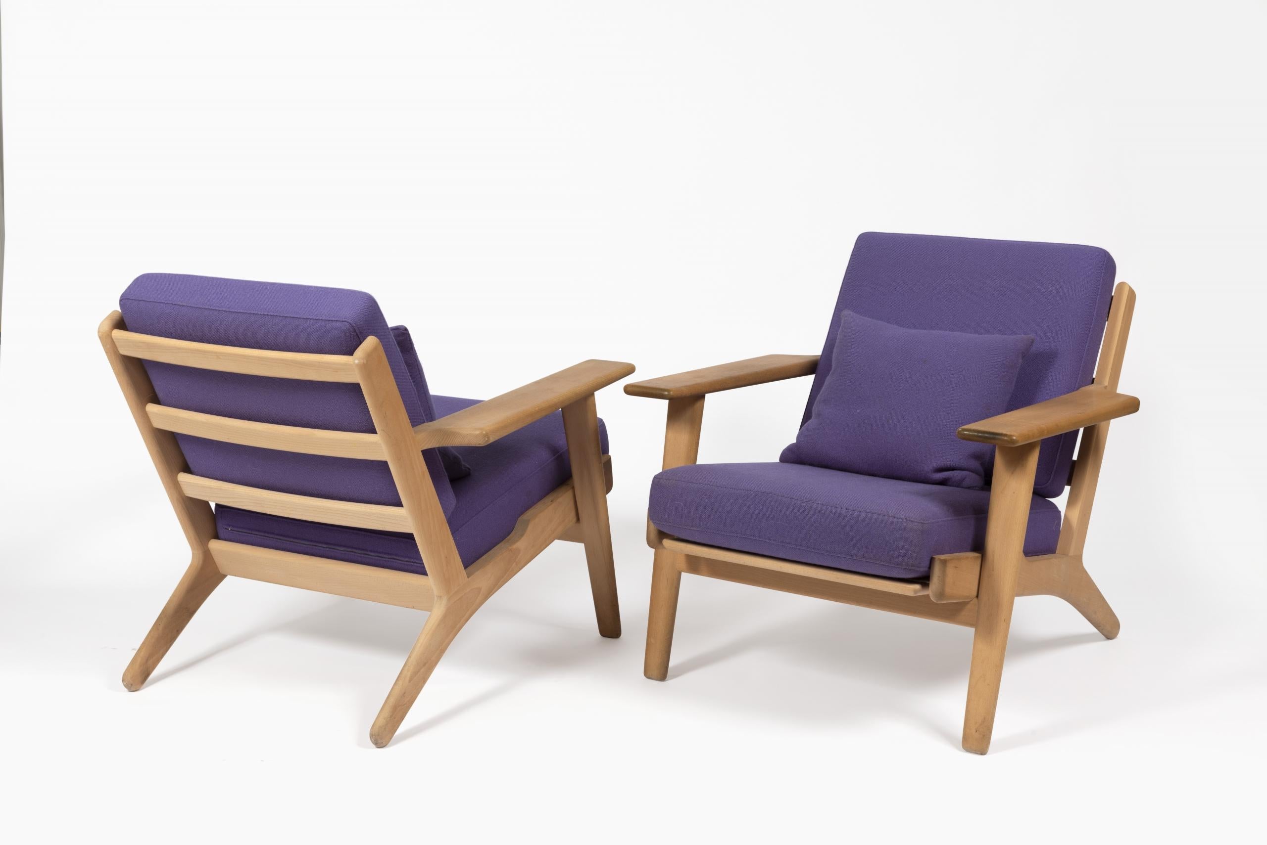 Modèle GE 290, dessiné par Hans J. Wegner pour la maison de fabrique danoise Getama dans les années 1960.

Structure en chêne massif avec coussins en tissu violets.

Dimensions : H 73 x L 75 x P 80 cm et hauteur d’assise 42 cm.
 