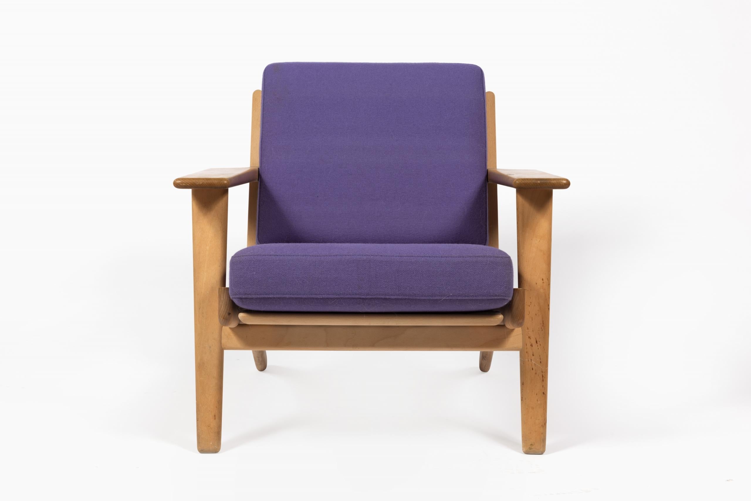 Mid-Century Modern Paire De Fauteuils Violets “Ge 290” Par Hans J. Wegner Pour GETAMA, Danemark For Sale