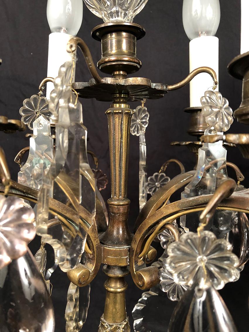 Paire de girandoles en bronze et pendeloques de verre à quatre bras de lumière For Sale 4