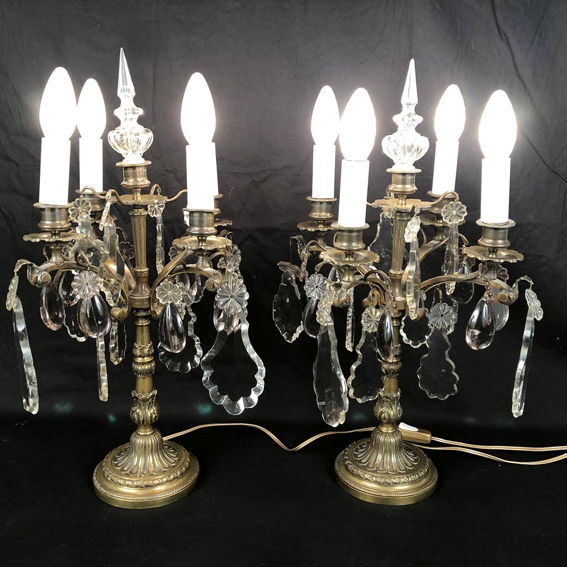 Louis XVI Paire de girandoles en bronze et pendeloques de verre à quatre bras de lumière