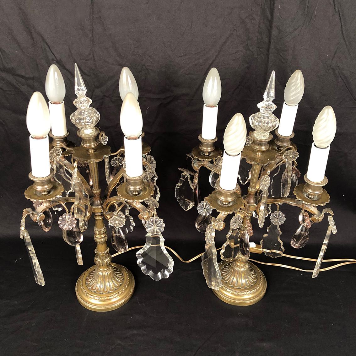Paire de girandoles en bronze et pendeloques de verre à quatre bras de lumière In Good Condition For Sale In ROYÈRE-DE-VASSIVIÈRE, FR