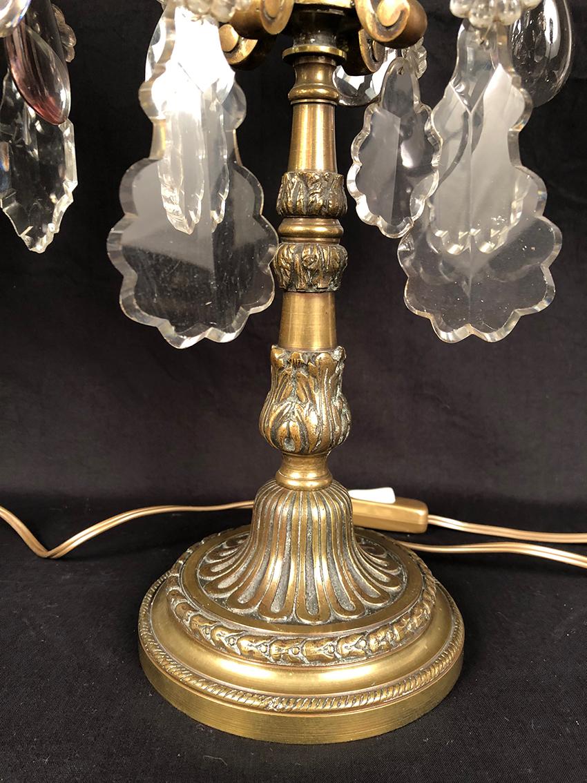 Paire de girandoles en bronze et pendeloques de verre à quatre bras de lumière For Sale 2